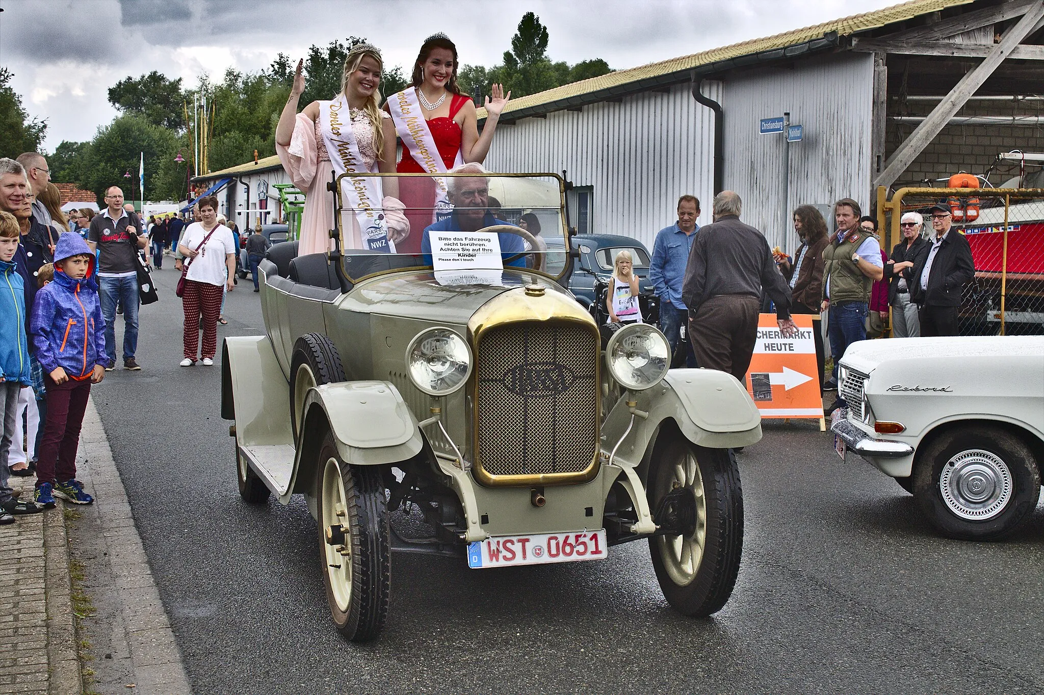 Photo showing: A Hansa P8/26 transports the two winners of a local beauty pageant ("Mühlenköniginnen" = mill queens) through the harbor of Varel (Lower Saxony, Germany) during the local classic car show in 2016. The car tself was manufactured in 1924 in the local Hansa car factory.