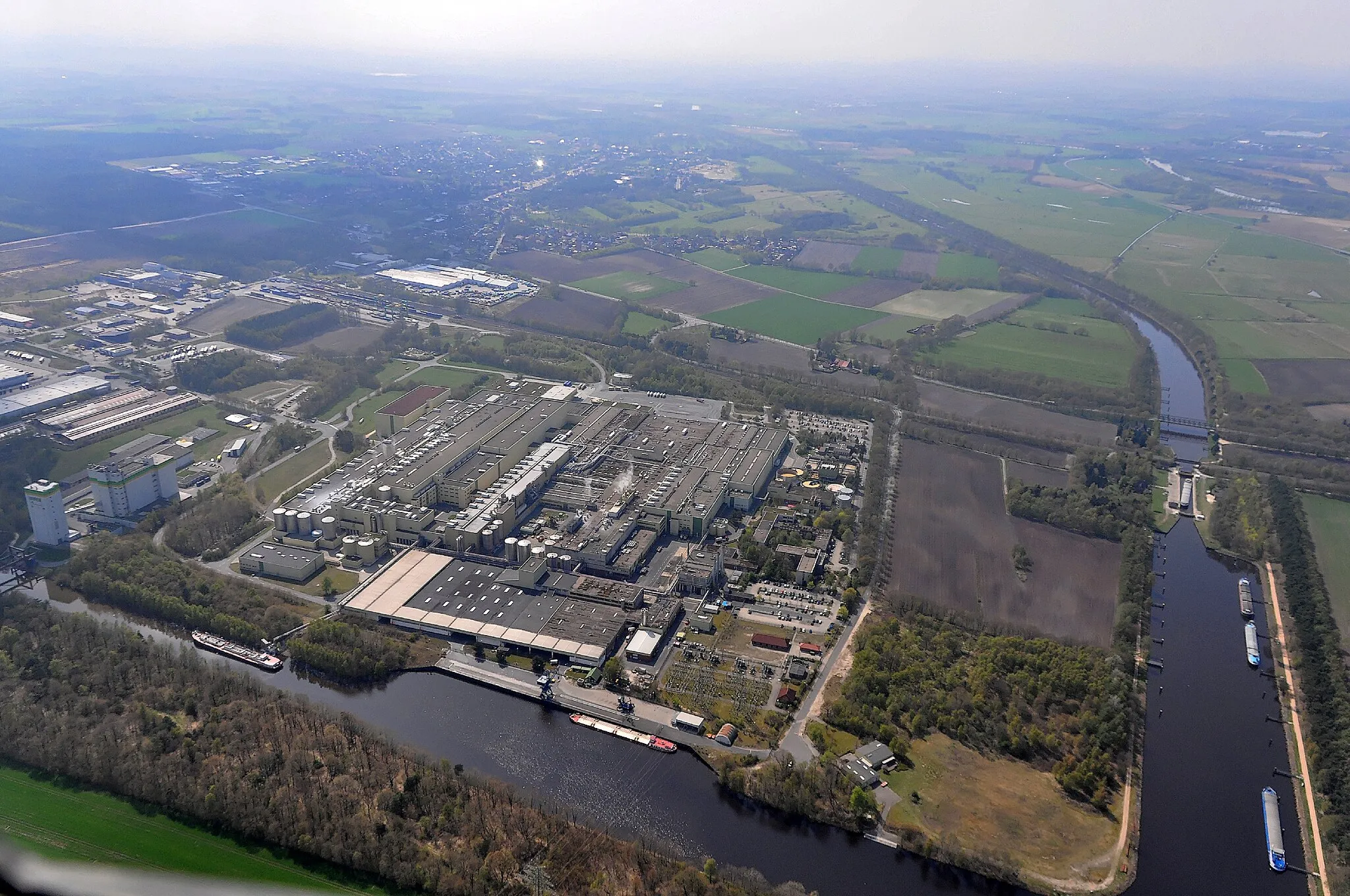 Photo showing: Luftbilder von der Nordseeküste 2013-05: Dörpen - Industriegebiet östlich Seitenkanal