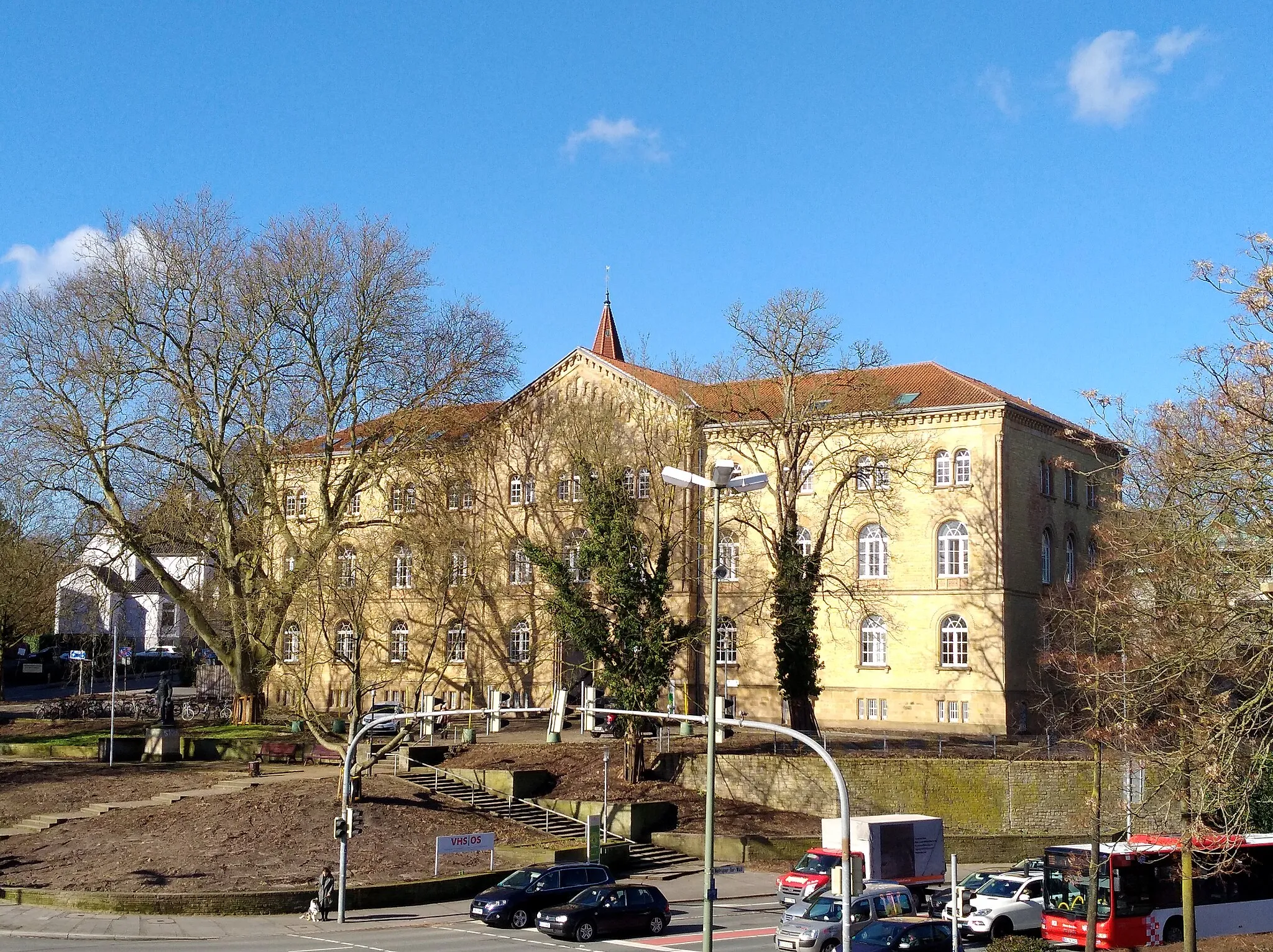 Photo showing: Das Stüvehaus (Volkshochschule) in Osnabrück vom Heger Tor aus. Der über dem Gebäude erkennbare Turm gehört zur Bergkirche.