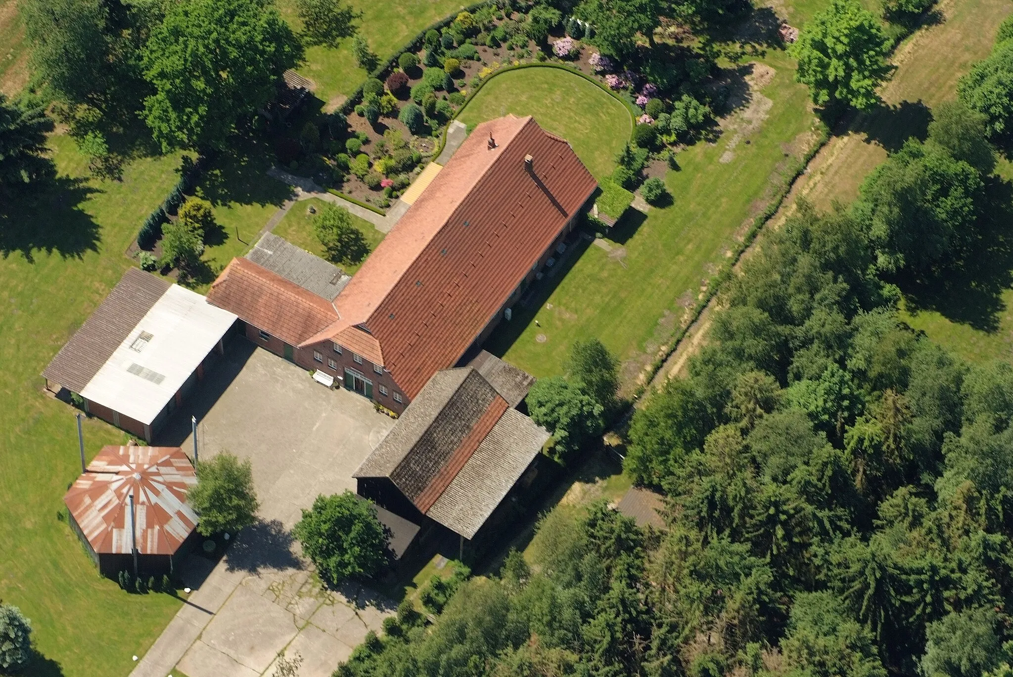 Photo showing: Gehöft in der Ortschaft Norderfeld bei Brake (Unterweser)
Fotoflug vom Flugplatz Nordholz-Spieka über Cuxhaven und Wilhelmshaven