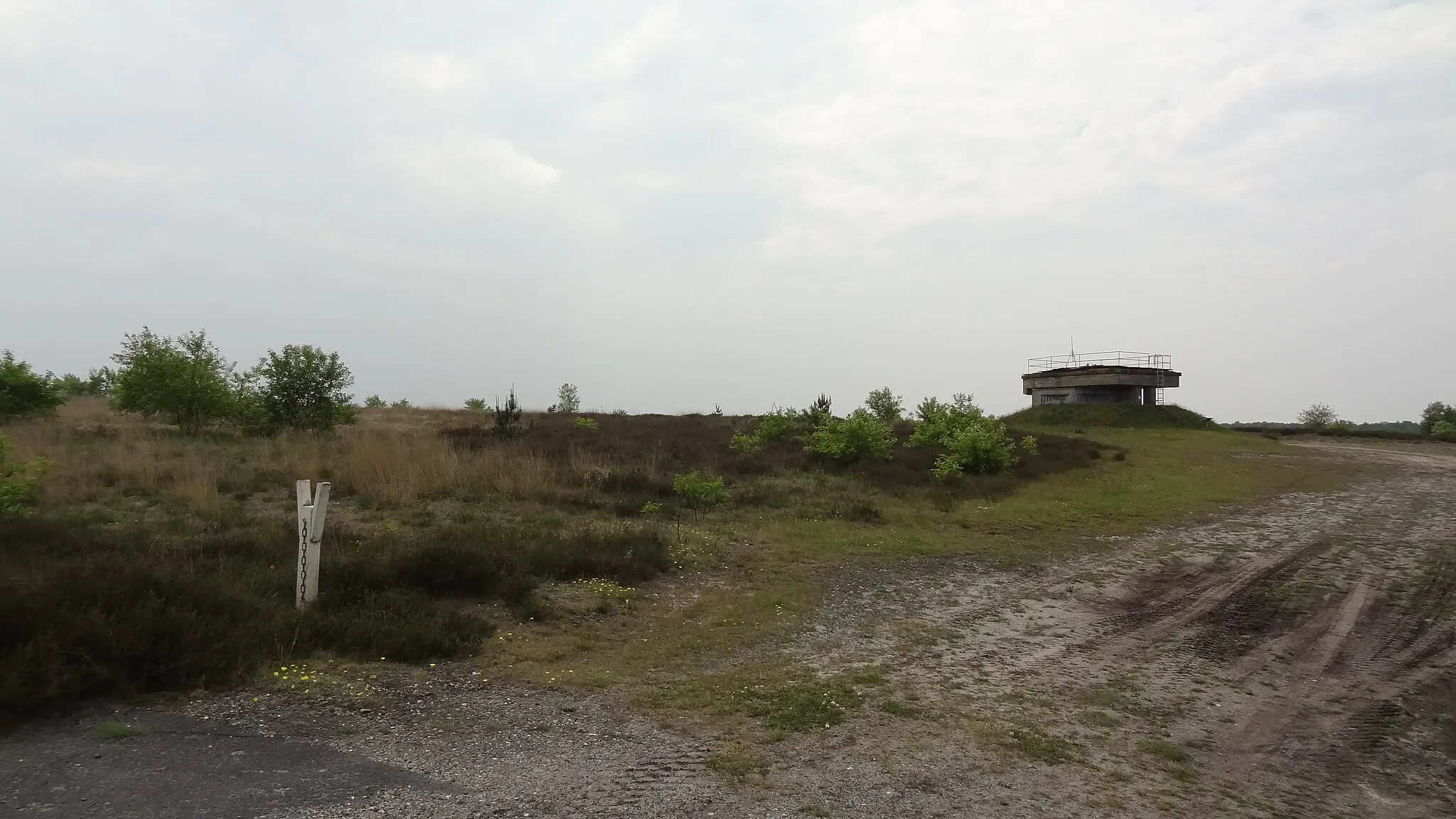 Photo showing: Zufahrt zum Naturschutzgebiet Sprakeler Heide (Tinner Dose) vom Schlagbrückener Weg (auch Panzer-Straße genannt).
Blickrichtung - Süd-westlich.

Im Hintergrund eine Bunkeranlage der WTD 91.