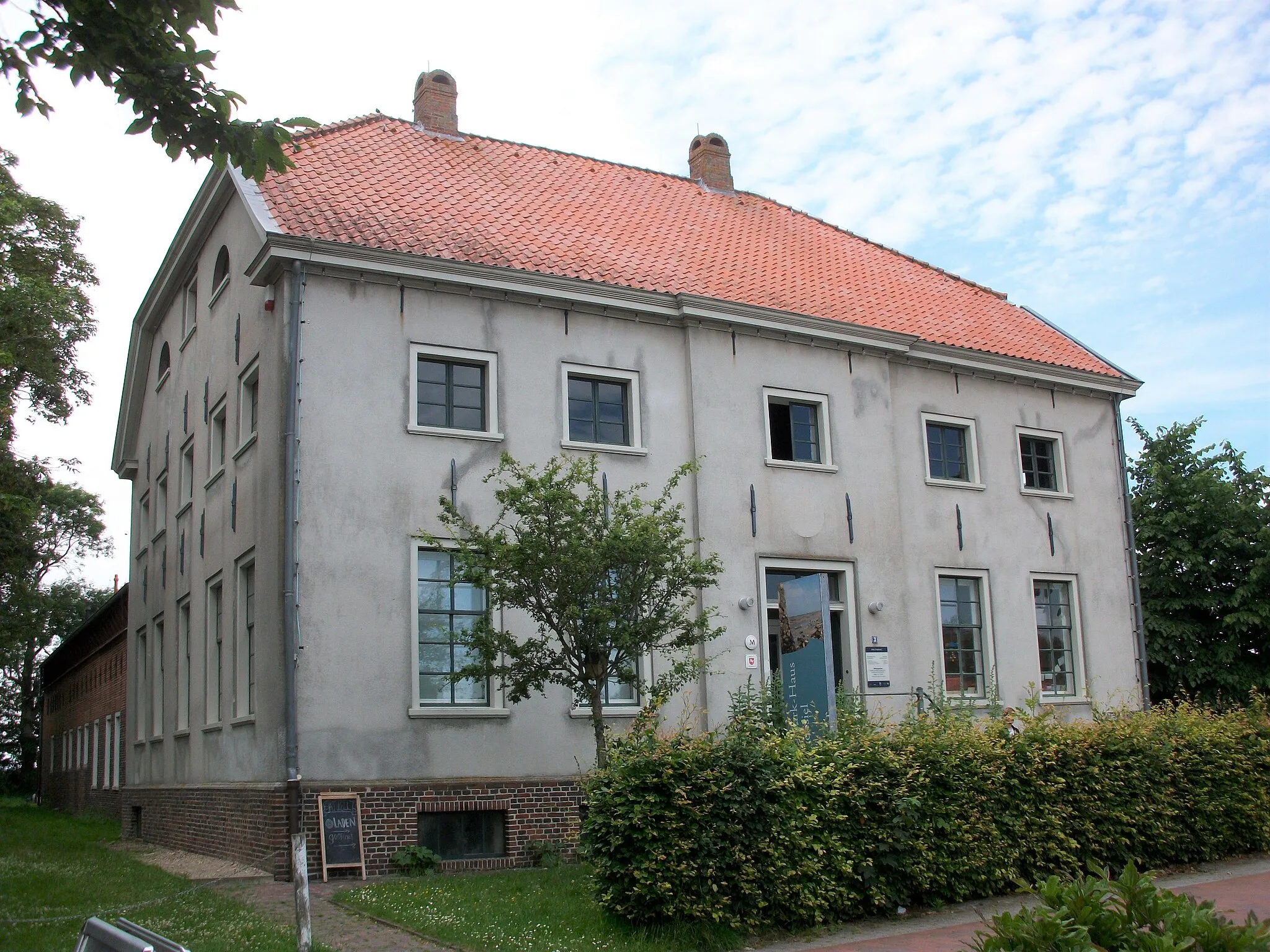 Photo showing: Nationalparkhaus Carolinensiel und Deutsches Sielhafenmuseum in der Alten Pastorei Carolinensiel