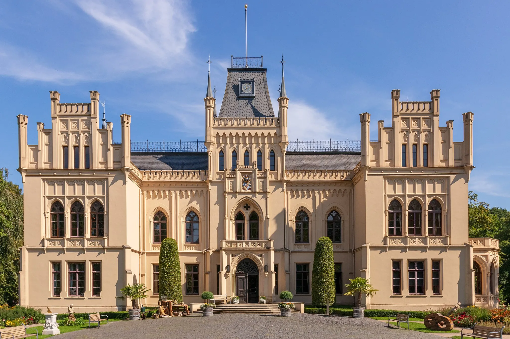 Photo showing: Schloss Evenburg.
Auf viereckiger Insel mit gemauerten Böschungen und zwei Brücken liegend; zweigeschossiger Putzbau mit kurzen Seitenflügeln, neugotische Fassaden von 1861, vereinfacht ca. 1950. Bedeutung: historisch, künstlerisch, wissenschaftlich, städtebaulich; wesentliche Begründung: 1.05 geschichtliche Bedeutung aufgrund des Zeugnis- und Schauwertes für Bau- und Kunstgeschichte; Gruppe gemäß § 3.3 NDSchG; in Gruppe baulicher Anlagen: 457013Gr0032