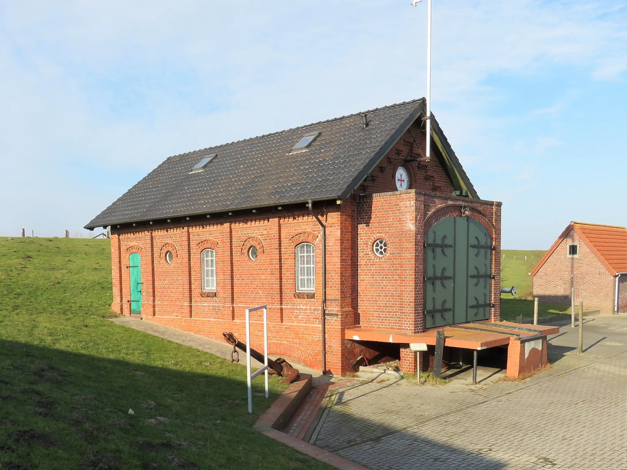 Photo showing: Rescue boat station in Fedderwardersiel, located on the Weser estuary