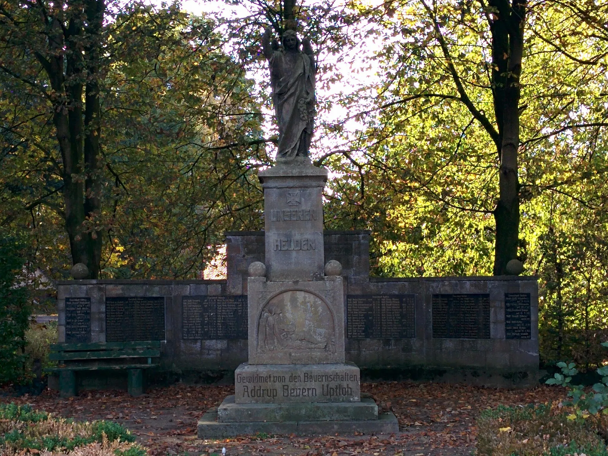 Photo showing: Das Kriegerdenkmal an der Kreuzung Ünnern Esk/Lüscher Straßein Addrup