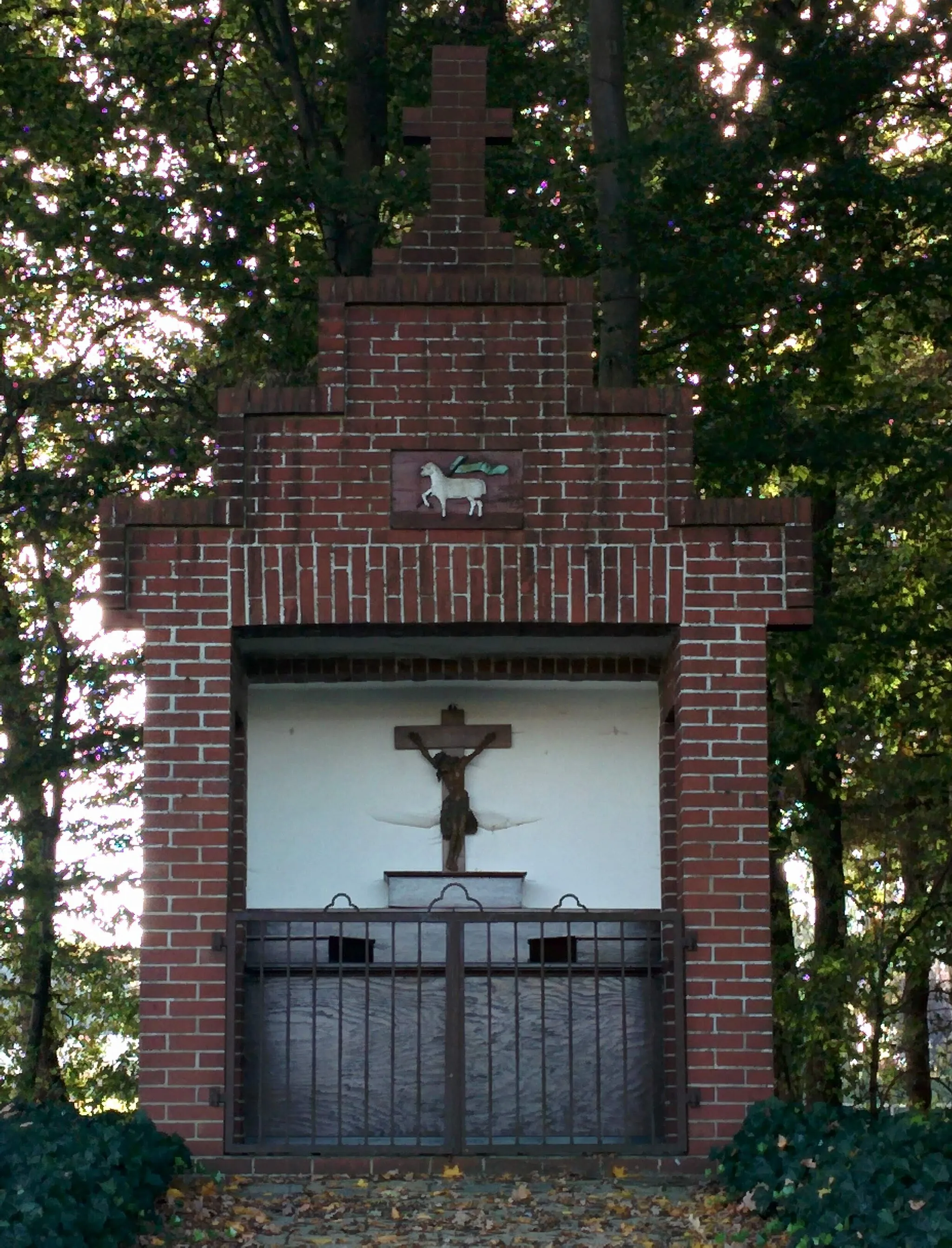 Photo showing: Der Fronleichnamshügel beim Kriegerdenkmal an der Kreuzung Ünnern Esk/Lüscher Straße in Addrup