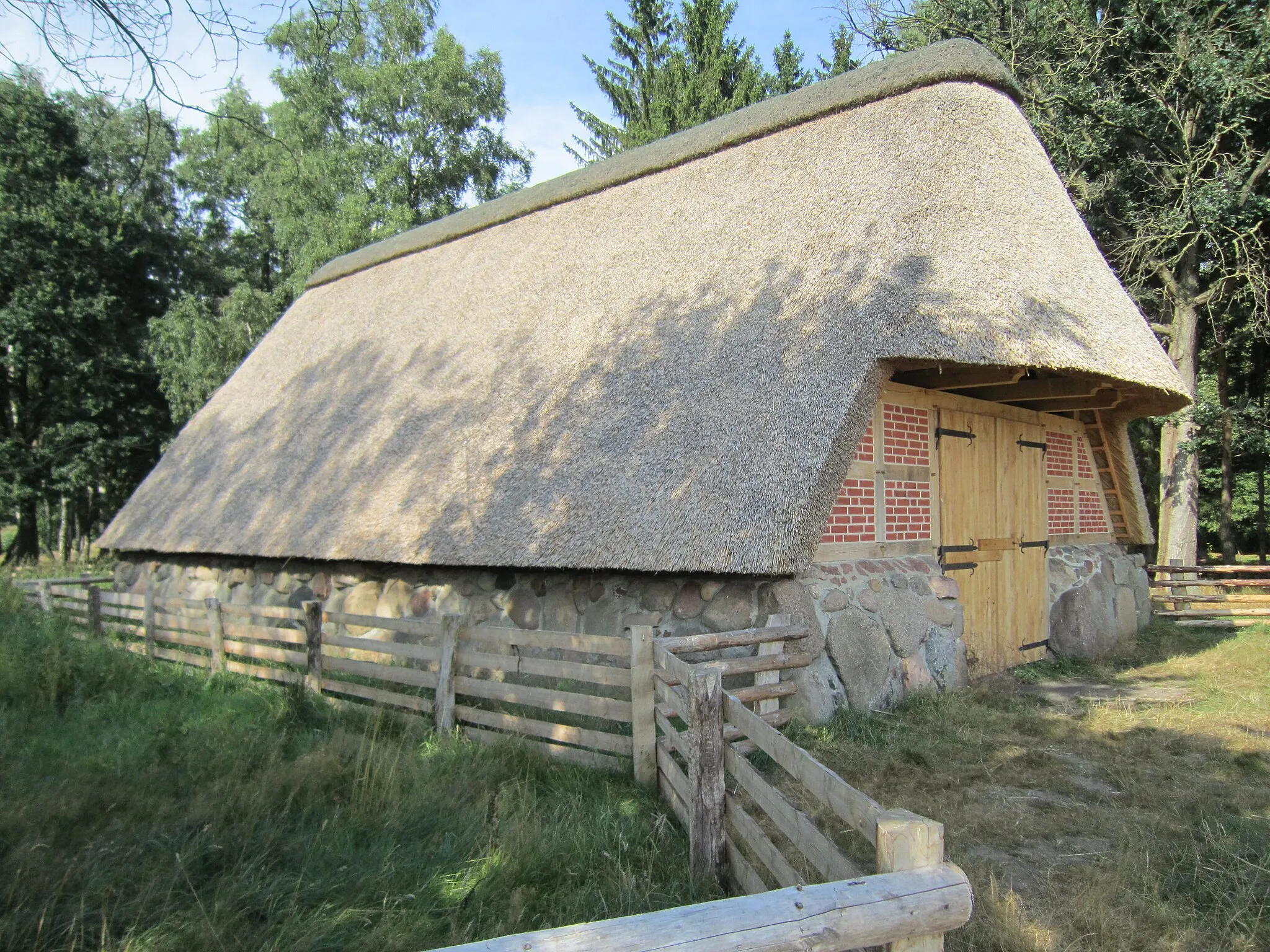Photo showing: Reconstructed sheep barn at "Pestruper Gräberfeld" near Wildeshausen (Lower Saxony)