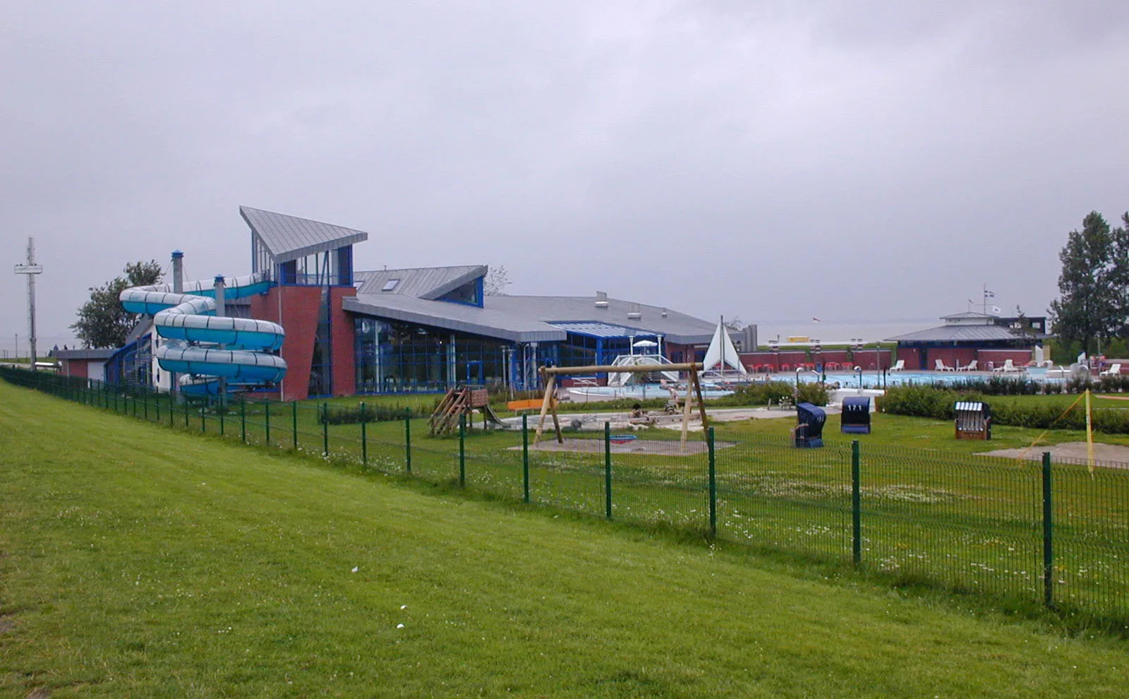 Photo showing: Hallen- und Freibad mit Meerwasser