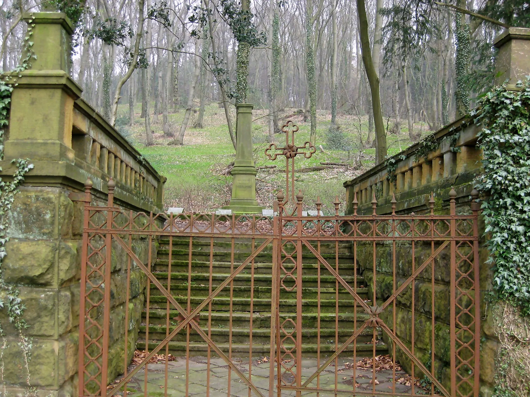 Photo showing: Forest tombs in the nature reserve Gartnischberg in Halle (Westfalen)