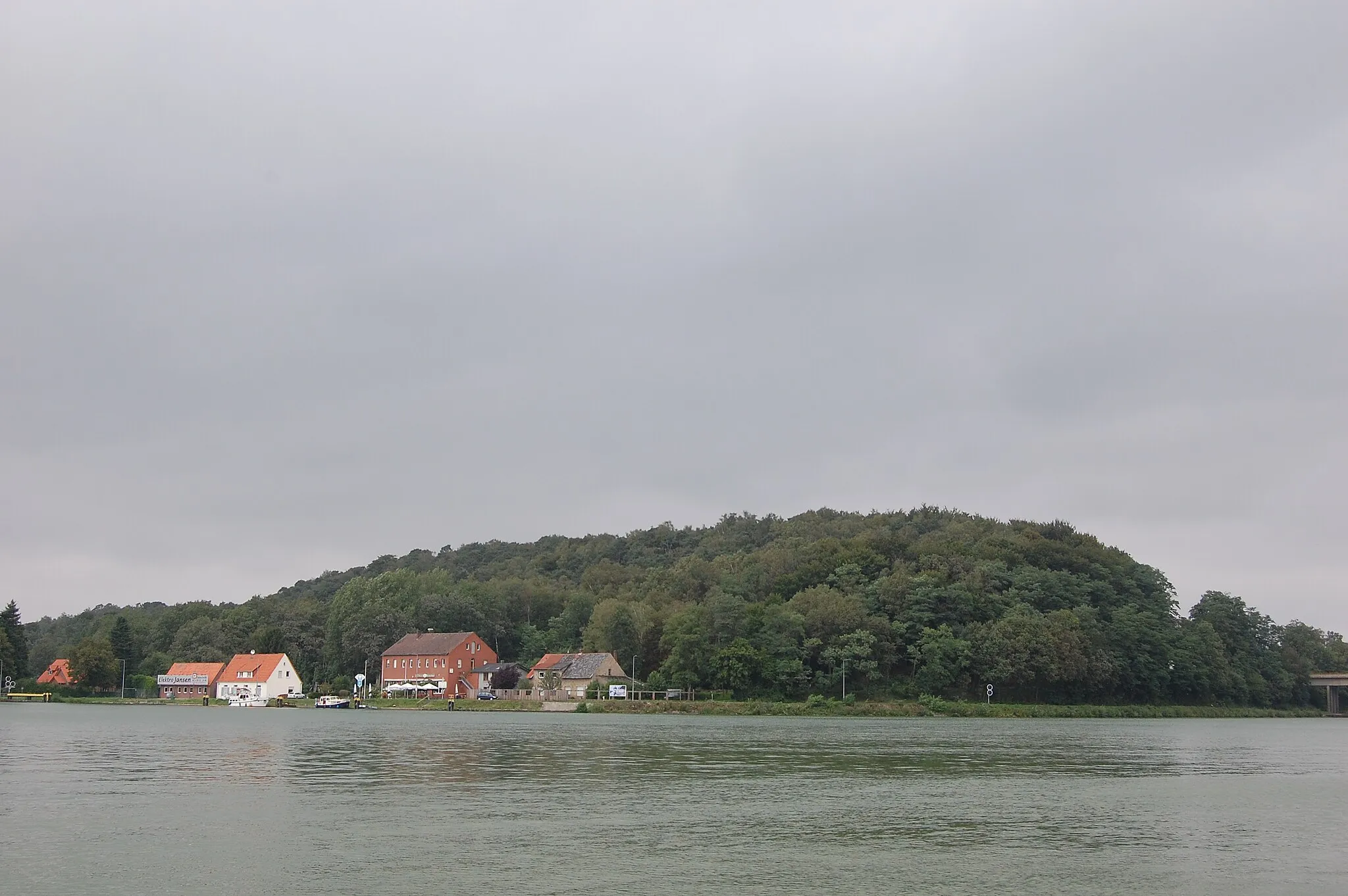 Photo showing: Blick auf den Huckberg (Hörstel) vom Südufer des Nassen Dreiecks aus gesehen.