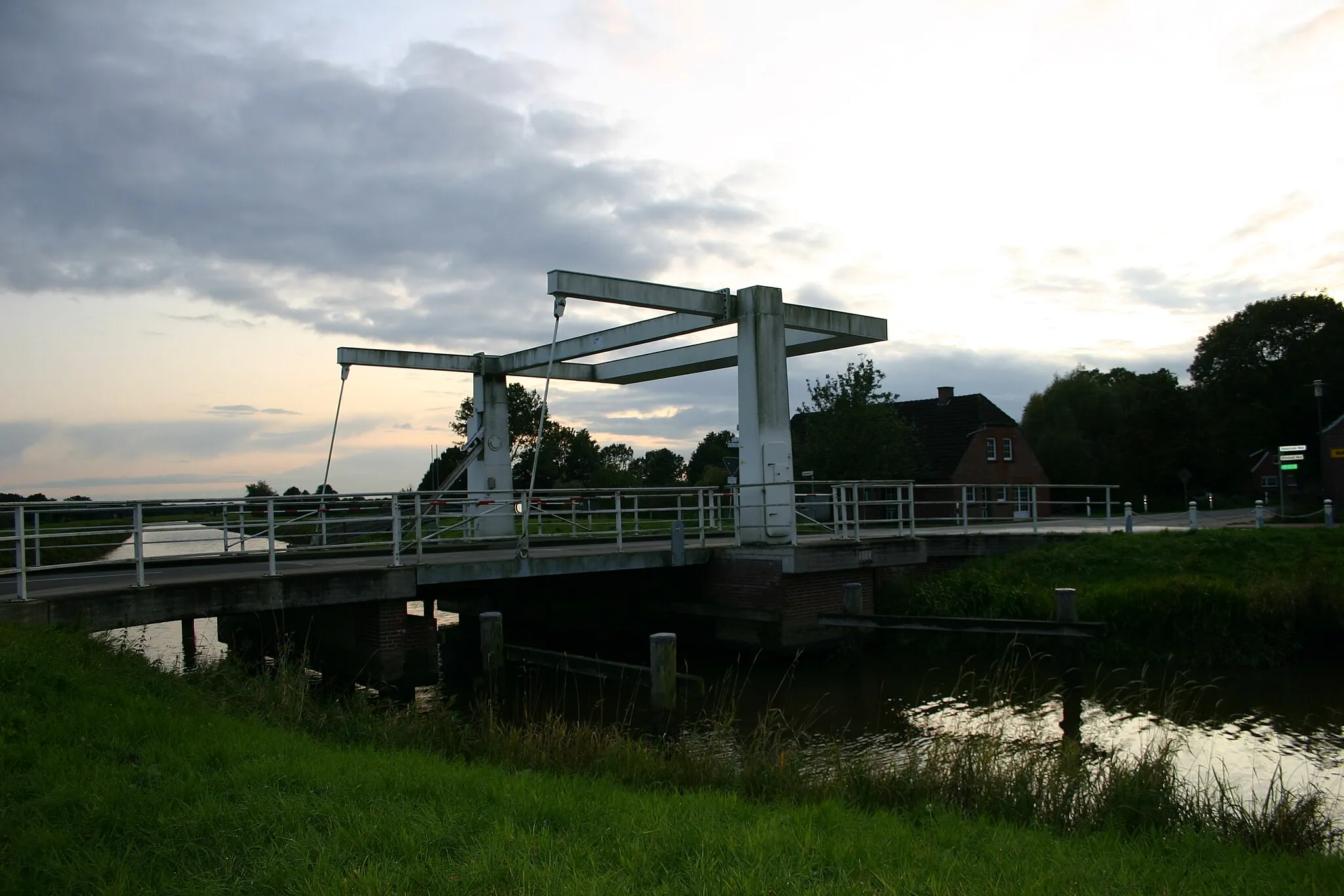 Photo showing: Brücke über den Nordgeorgsfehnkanal in Brückenfehn (Gemeinde Filsum, Samtgemeinde Jümme, Landkreis Leer)