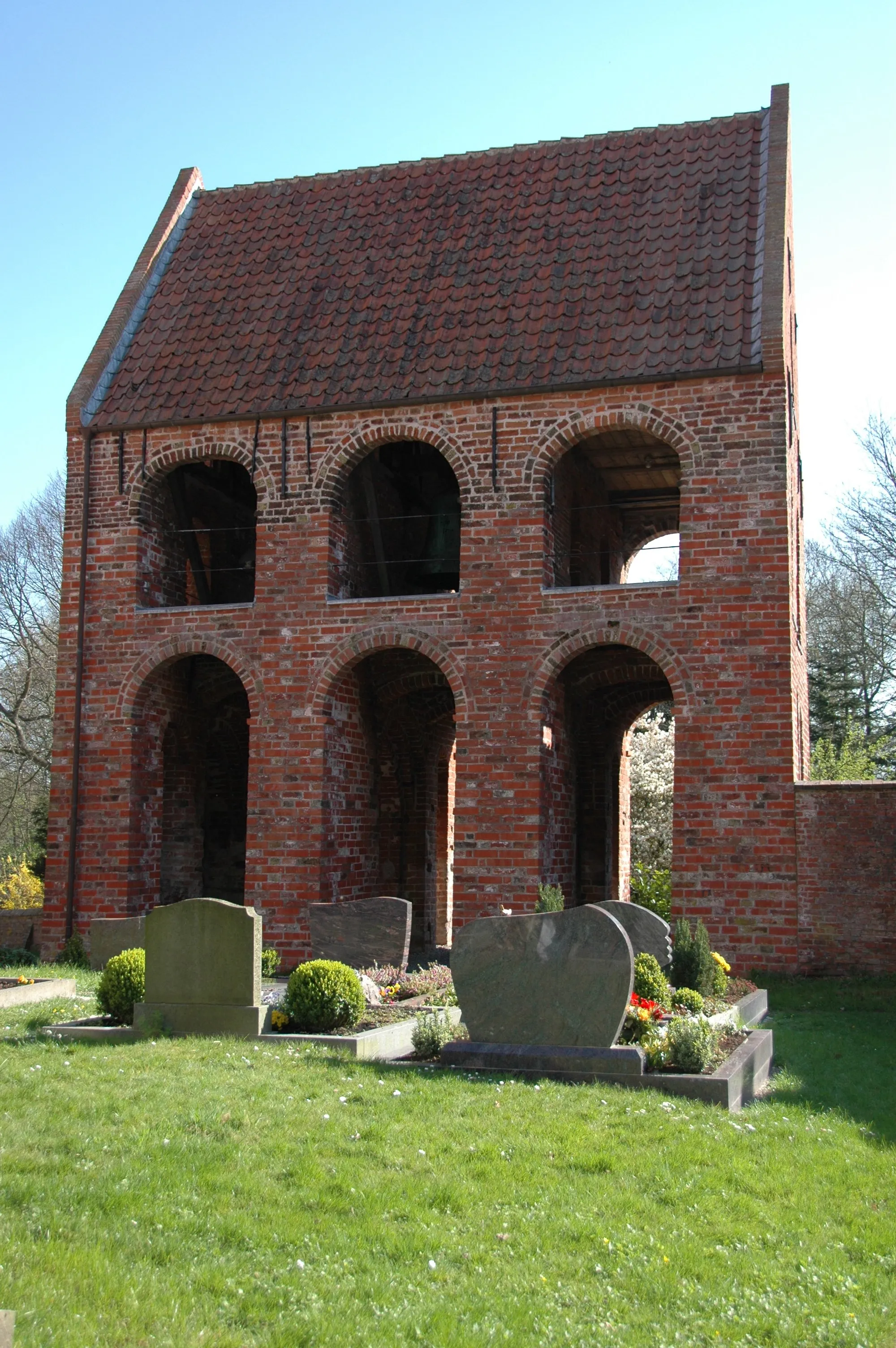 Photo showing: Der Glockenturm der Kirche in Hinte bei Emden.

The belfry of the church of Hinte, near Emden, Lower Saxony.