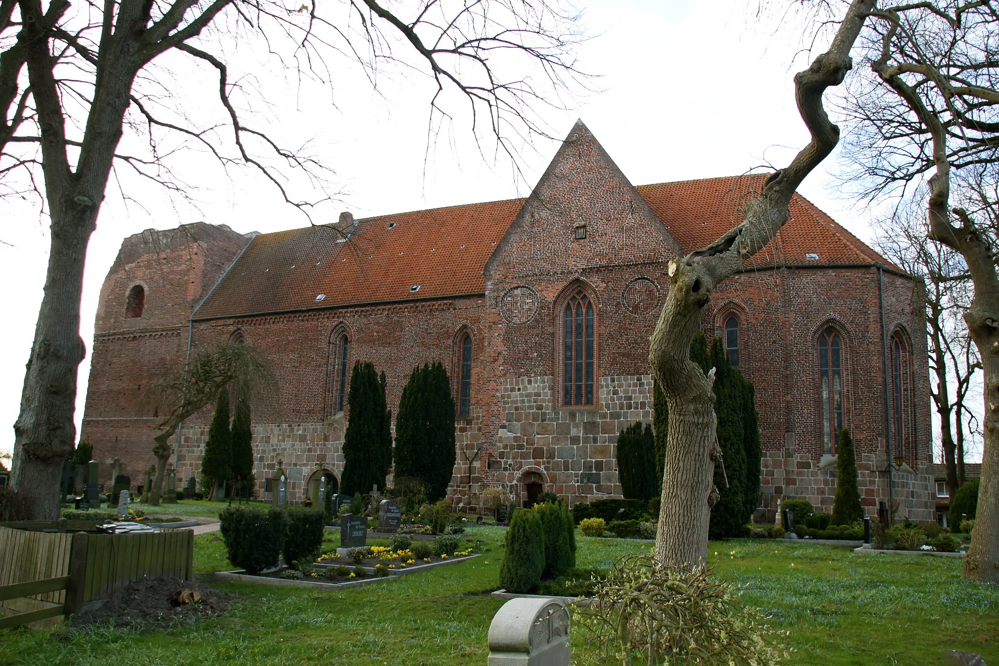 Photo showing: Kirche von Reepsholt (Niedersaxen). An den Giebeln des Querschiffes, ein Rundblenden mit Fischgrätenverband.13. Jahrhundert