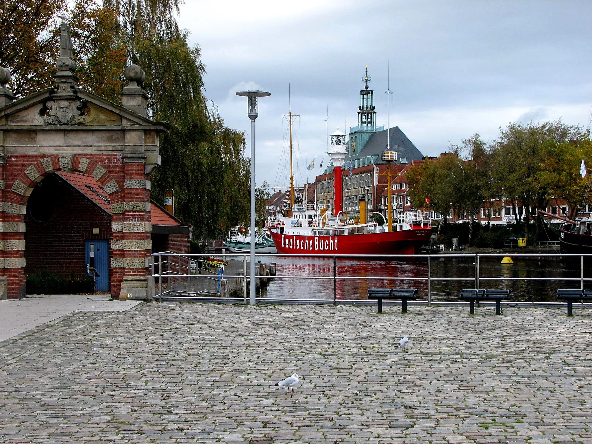 Photo showing: Emden Hafentor und Feuerschiff das Rathaus im Hintergrund.