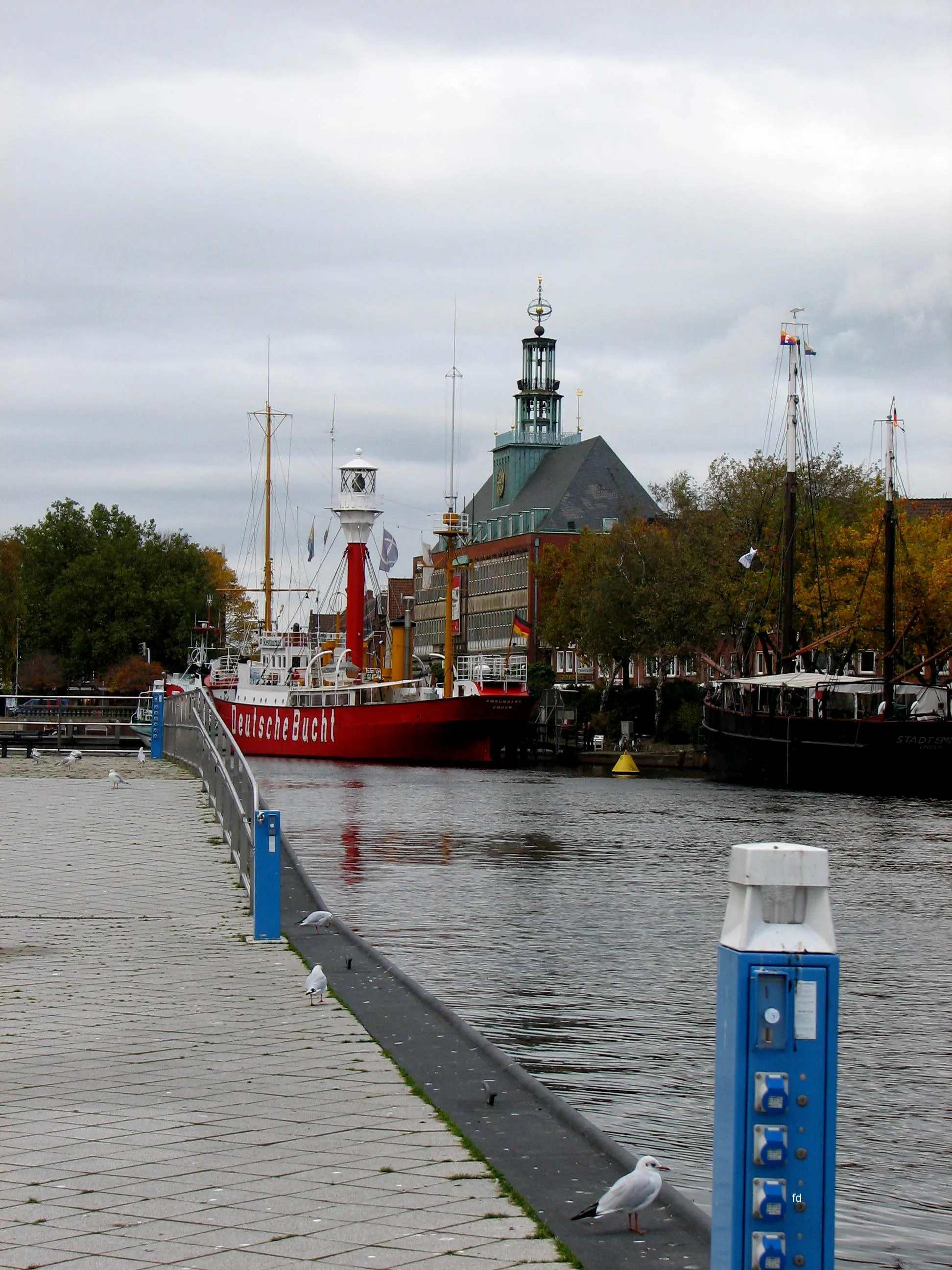 Photo showing: Emden Hafen mit Feuerschiff