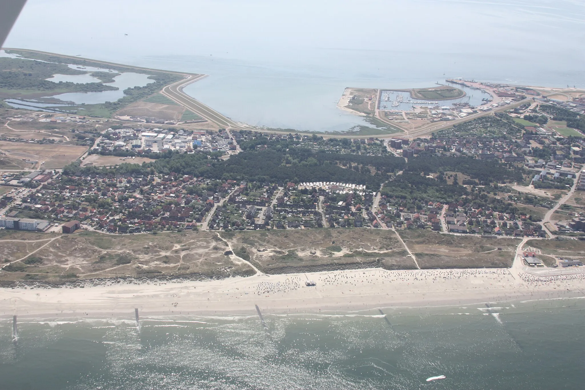 Photo showing: Flug über Norderney - von WEsten kommend, am Nordstran entlang; Flughöhe 500 m = 1500 ft; Juli 2010