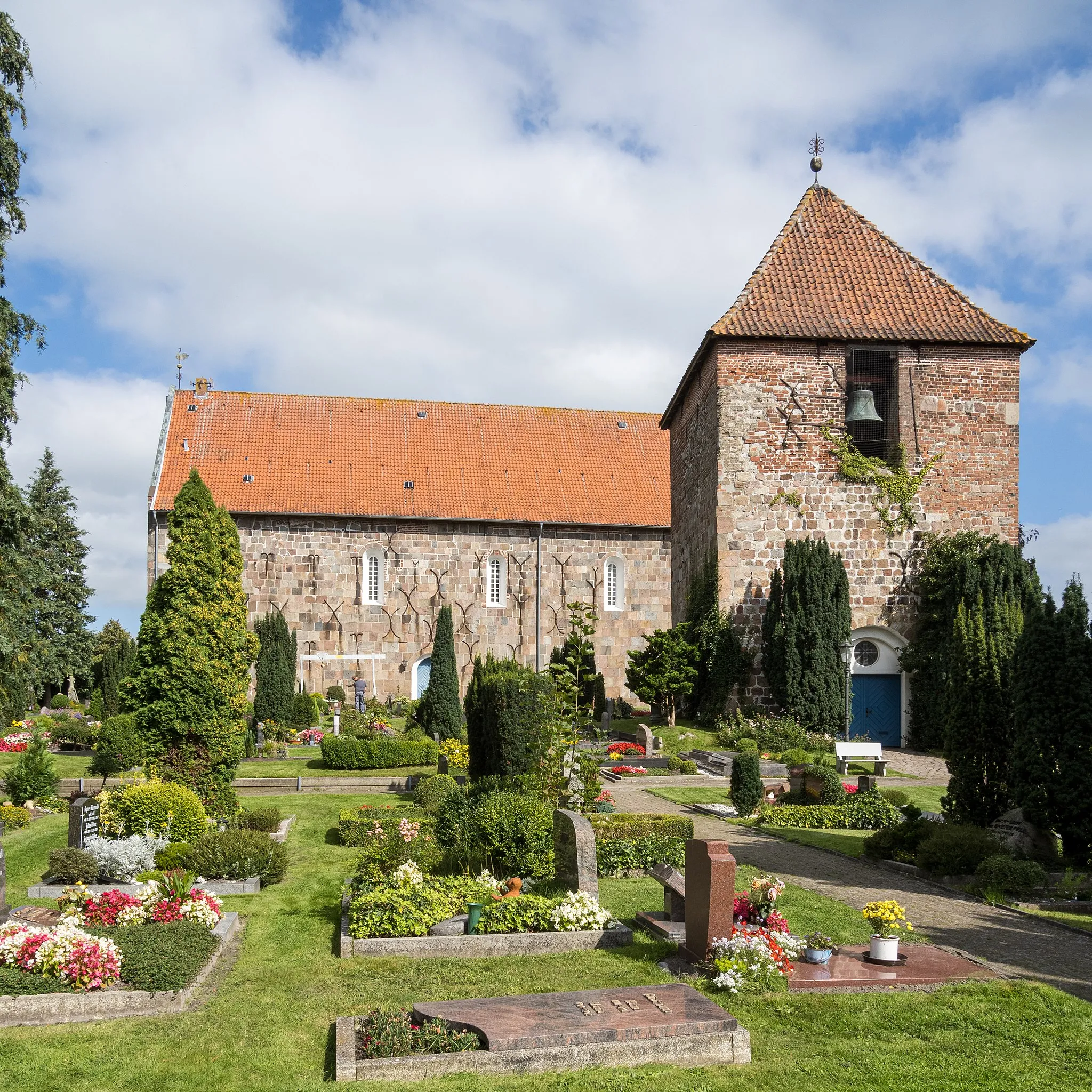 Photo showing: Sillenstede (municipality of Schortens), Lower Saxony: Lutheran Florian's Church with detached bell tower, both built in the first half of the 13th century.