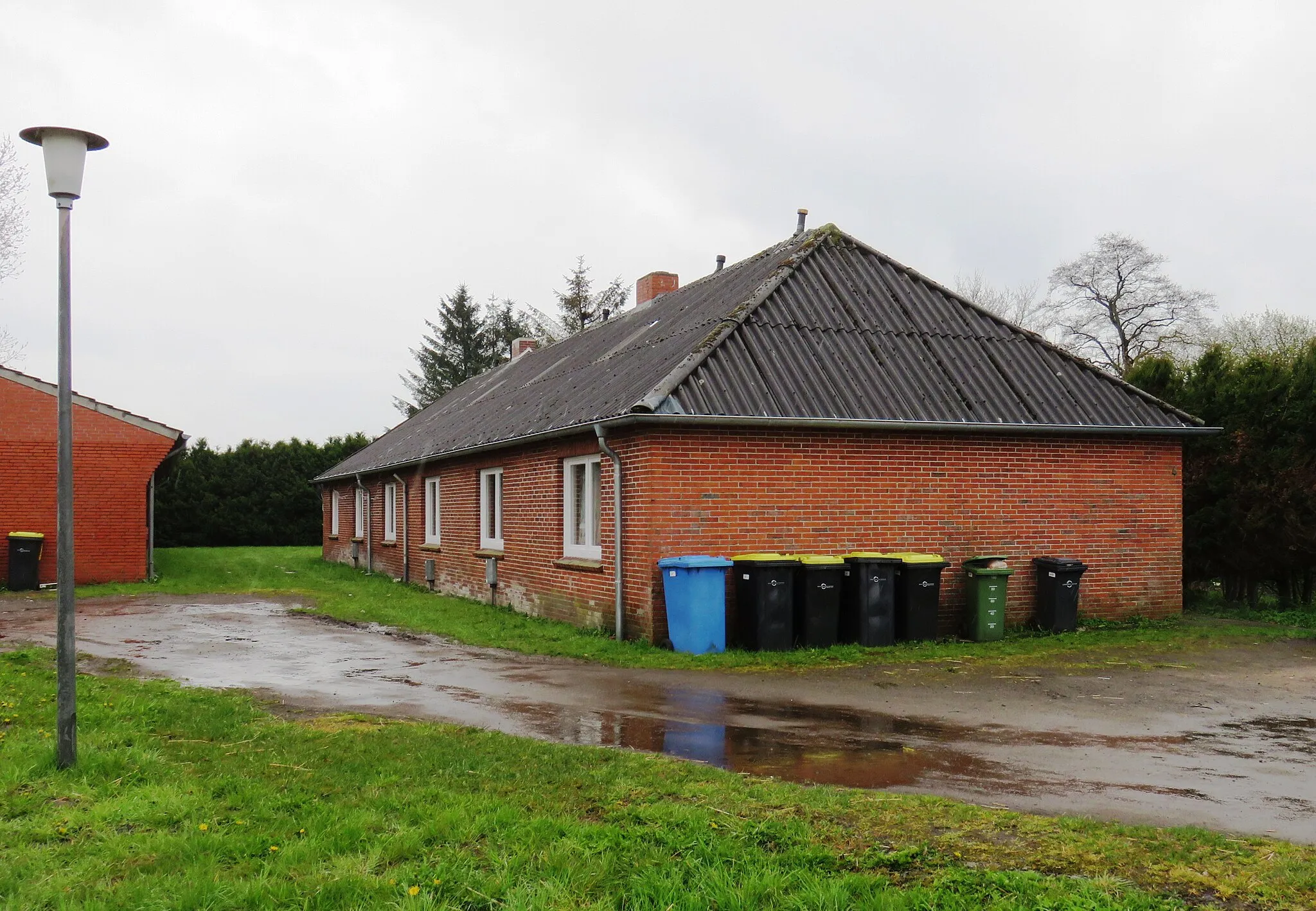 Photo showing: The so called Mariechen-Heim, southeast of Strackholt, on a rainy day