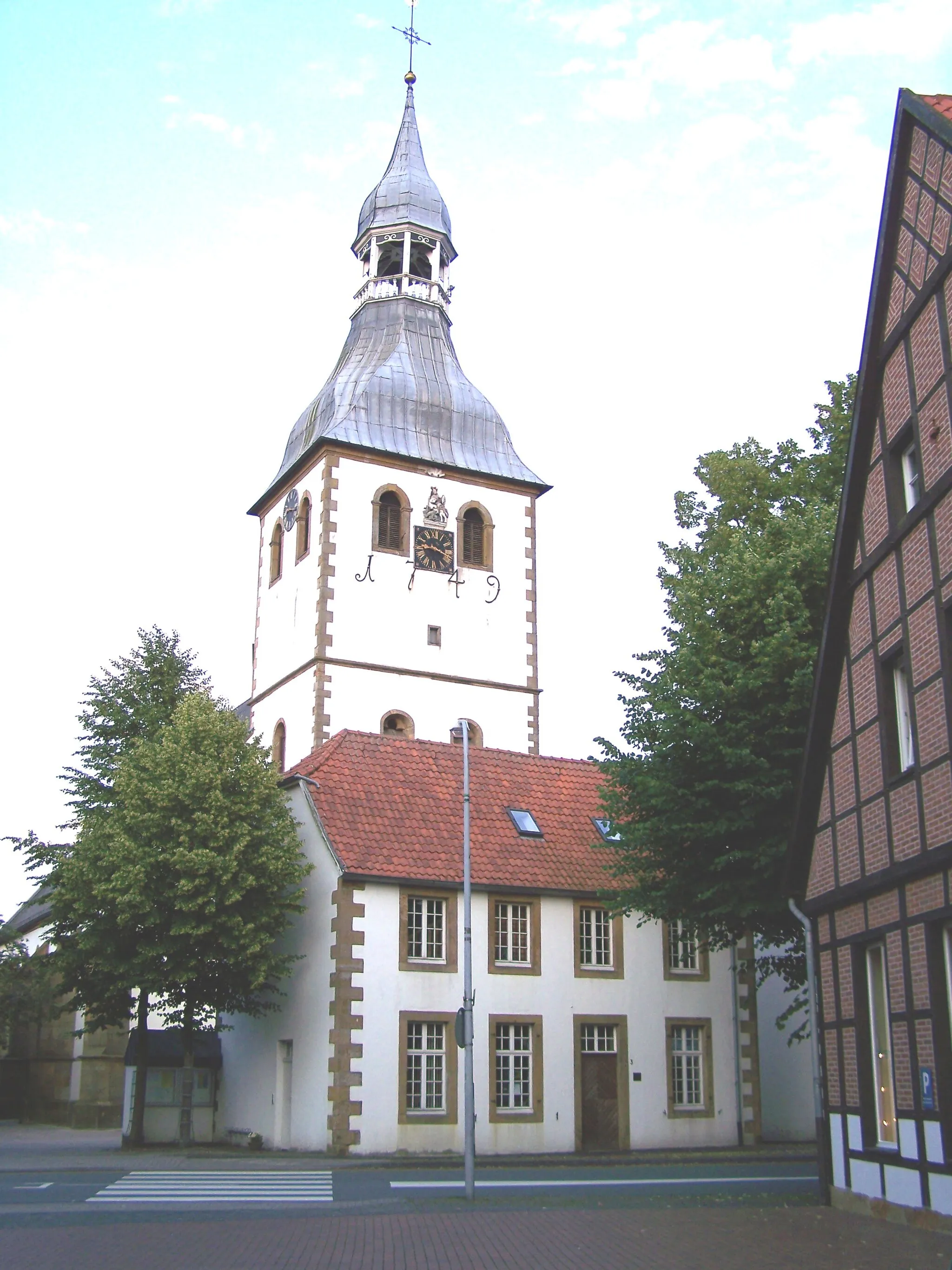 Photo showing: Kath. Kirche Hopsten, davor das Küsterhaus und rechts Töddenhaus Ahrens