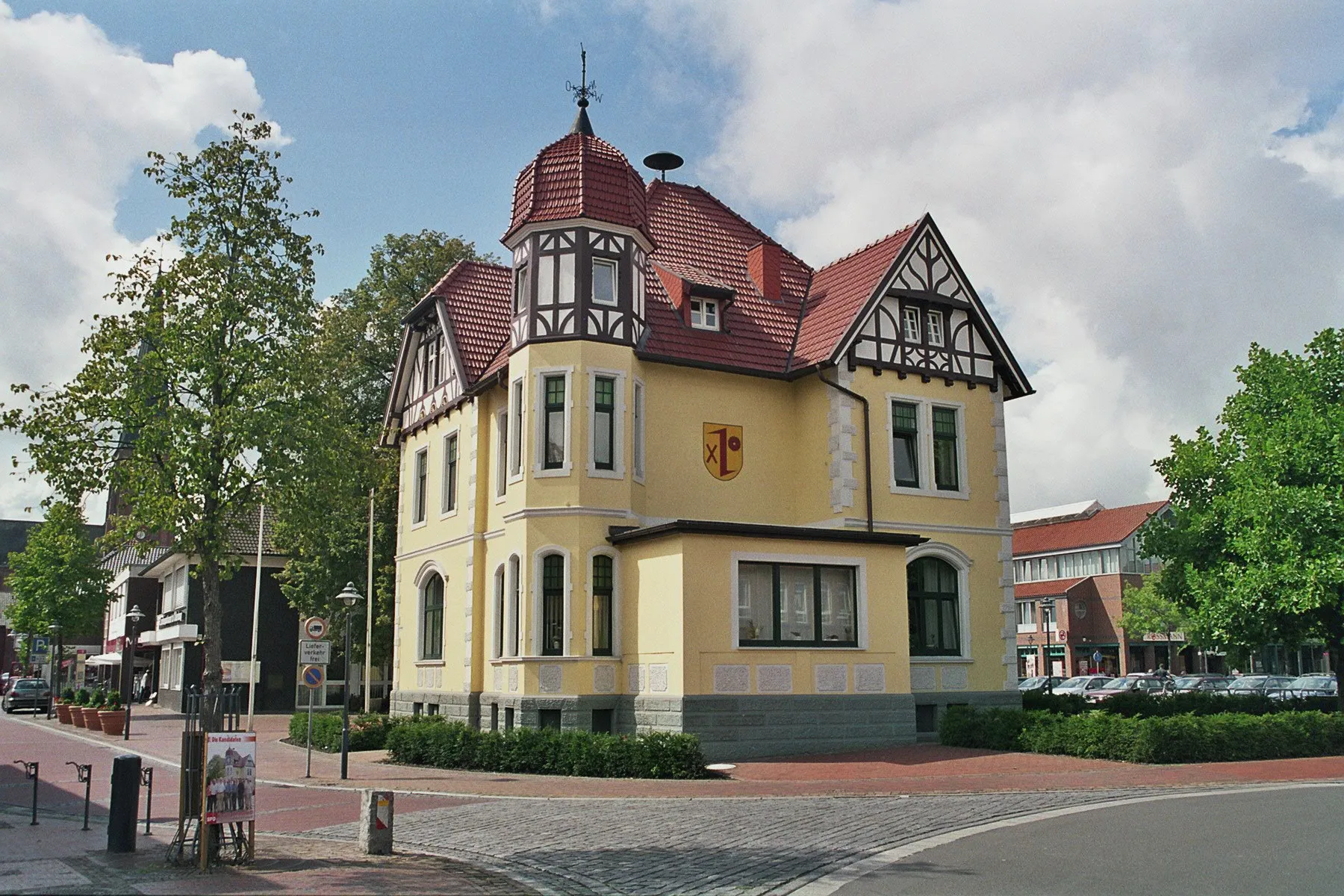 Photo showing: Dieses ist das Rathaus in Dinklage, ehemals auch als „Villa Dr. Meyer“ bekannt gewesen. Die Aufnahme entstand im August 2006 mit einer analogen Spiegelreflex-Kamera, ich habe sie selber gemacht.