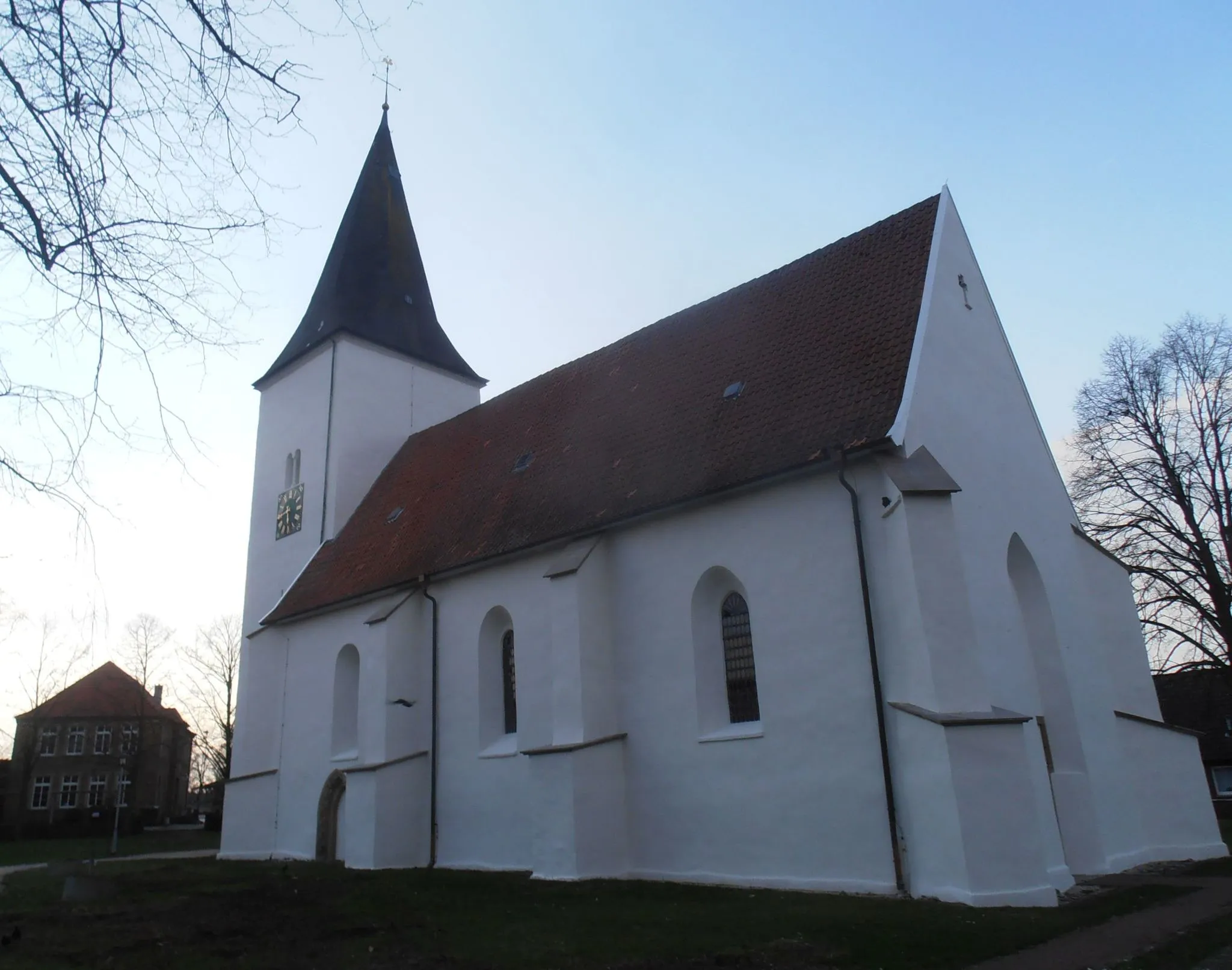 Photo showing: Die Marienkirche in Ueffeln im Norden des Landkreises Osnabrück in Niedersachsen; Blick von SO