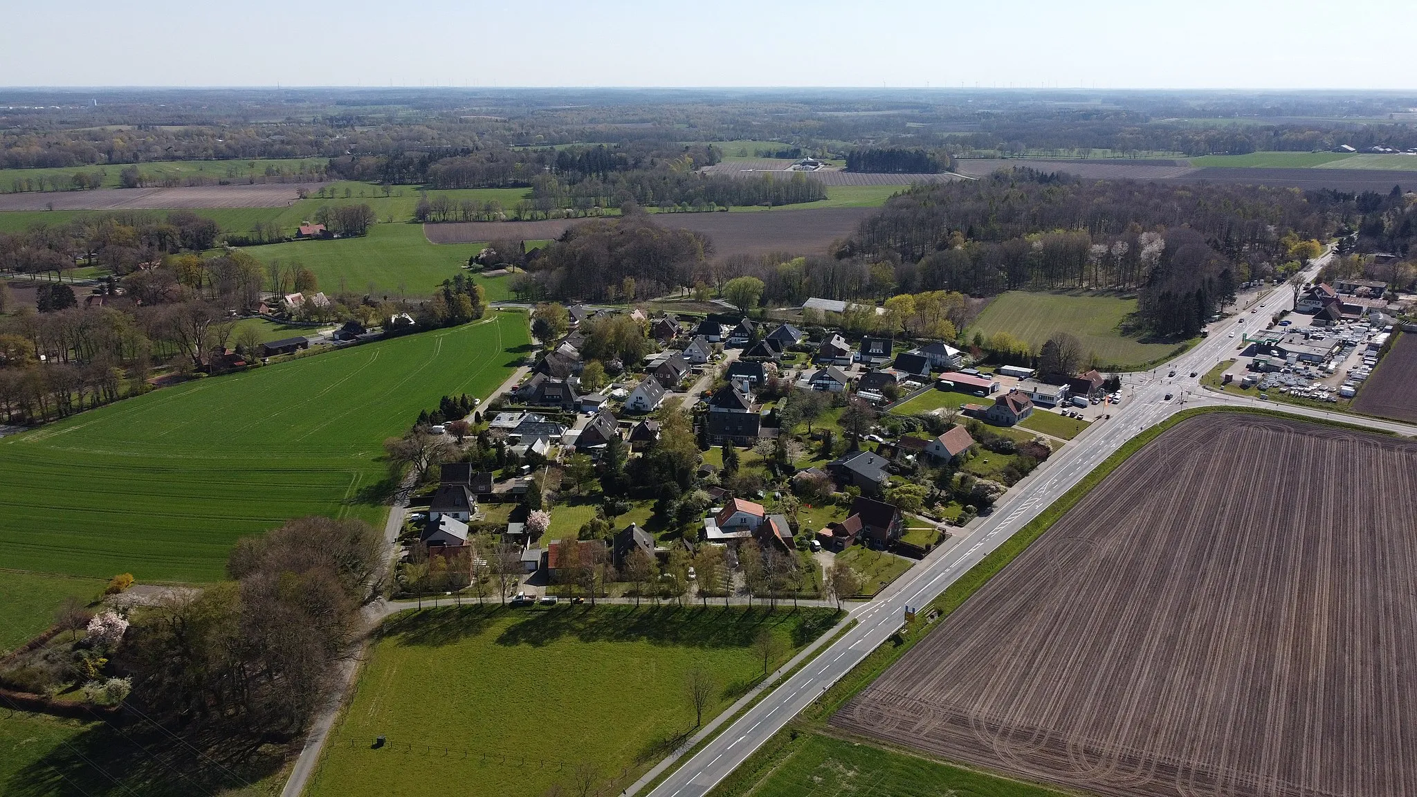 Photo showing: A photography of Hoyerswege, a part of Ganderkesee in the county of Oldenburg, Lower Saxony in Germany. Picture is showing the residential area built around the street "Auf dem Berge", Picture is shot from the north facing south. Vertical Road: B213, horizontal road: L874.