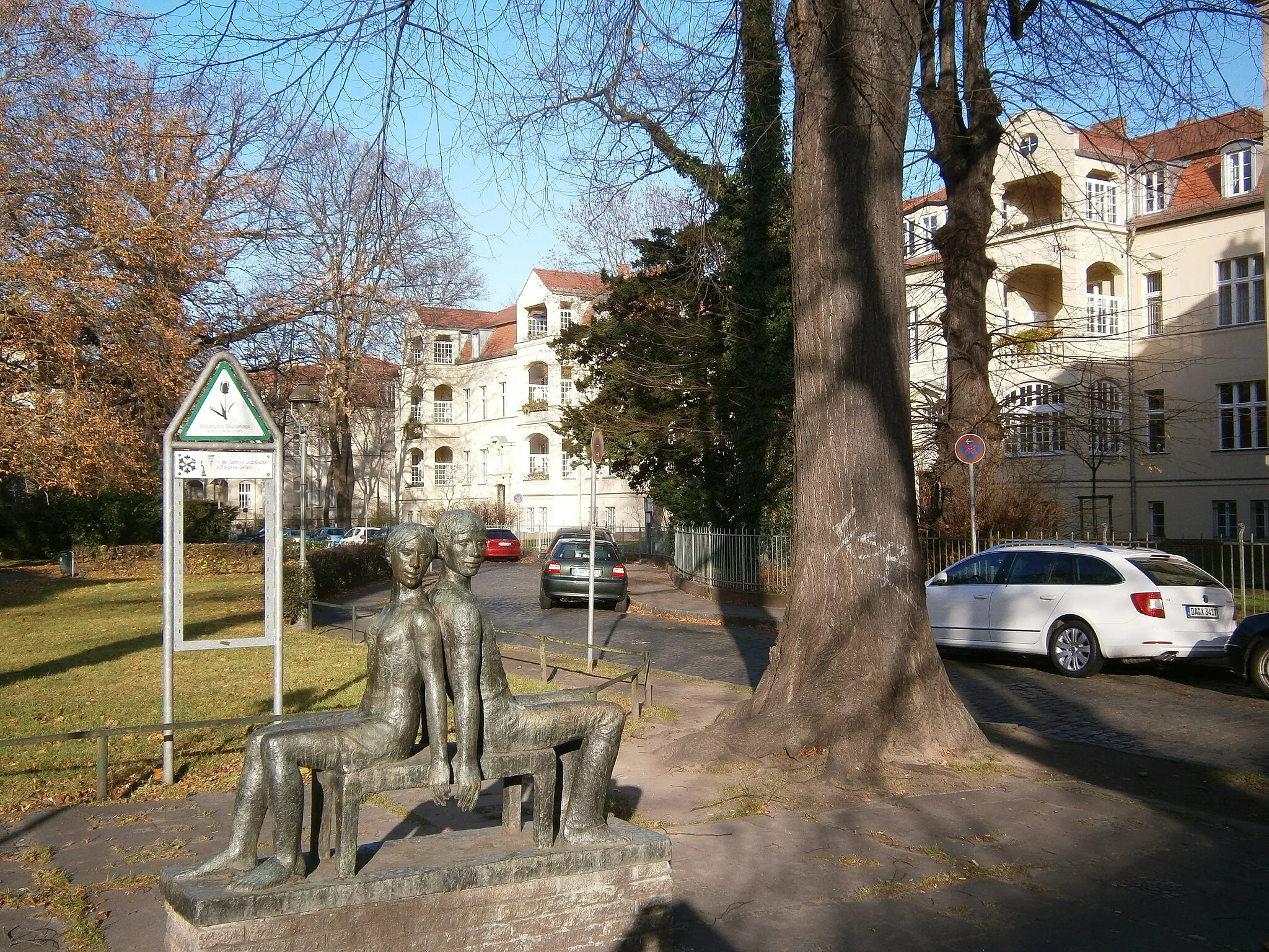 Photo showing: Die Straße namens "Amalienpark" in Berlin-Pankow, Ortsteil Altpankow. Hier der Blick von der Breiten Straße nordwärts über die Figurengruppe in die Anlage der Straße von 1900.