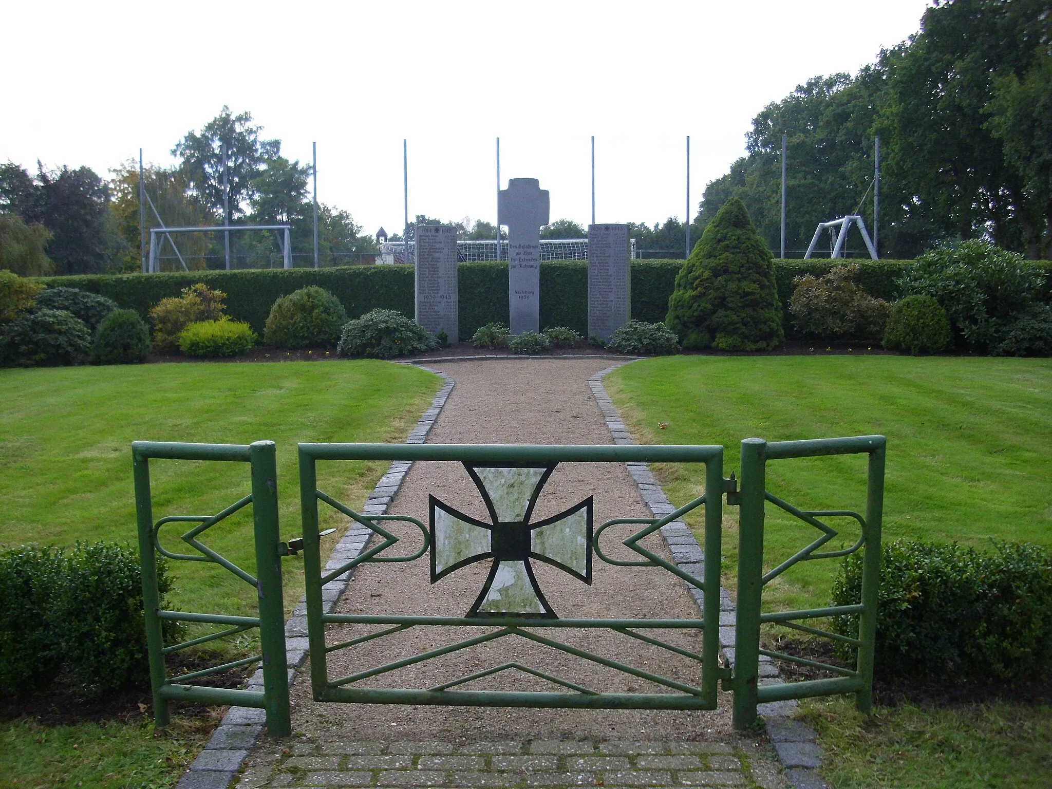 Photo showing: Memorial for the dead soldiers in Akelsbarg, Großefehn municipality, East Frisia, Lower Saxony, Germany, in October 2015