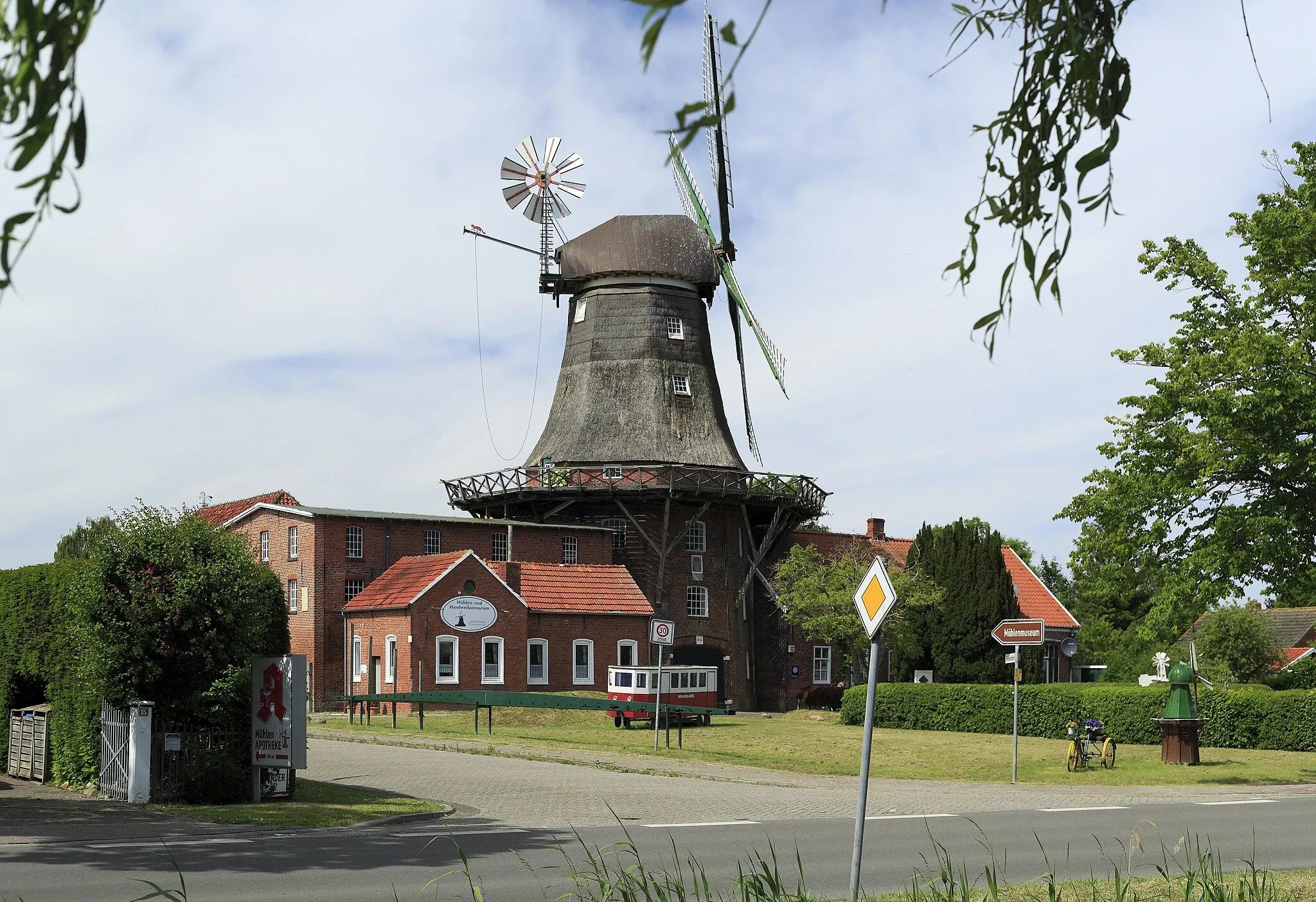 Photo showing: Von der Manningastraße Richtung Nordnordwest, die Mühle ist ein dreistöckiger Galerieholländer.