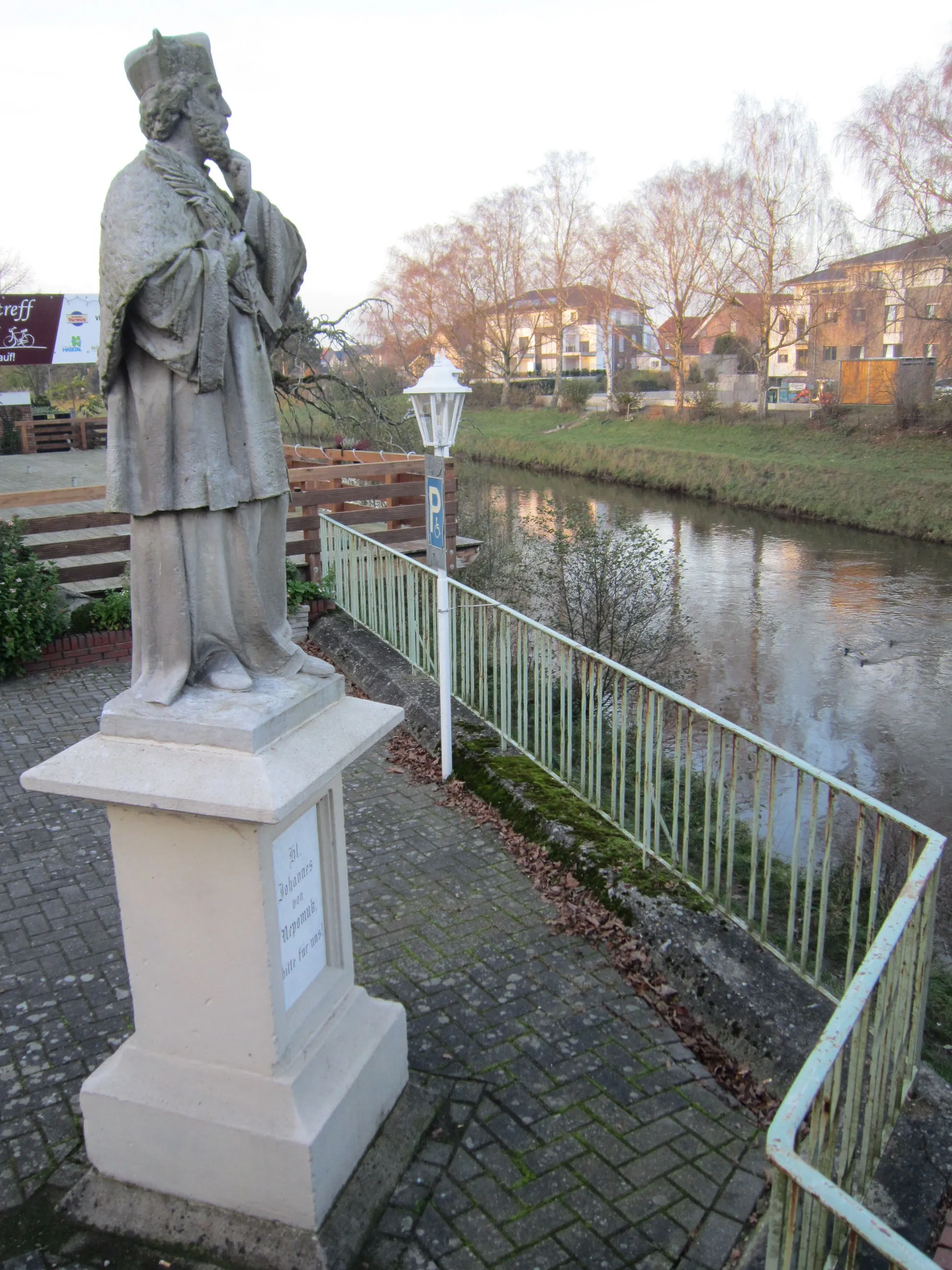Photo showing: River Hase in Herzlake (Emsland) with a statue of St. Nepomuk