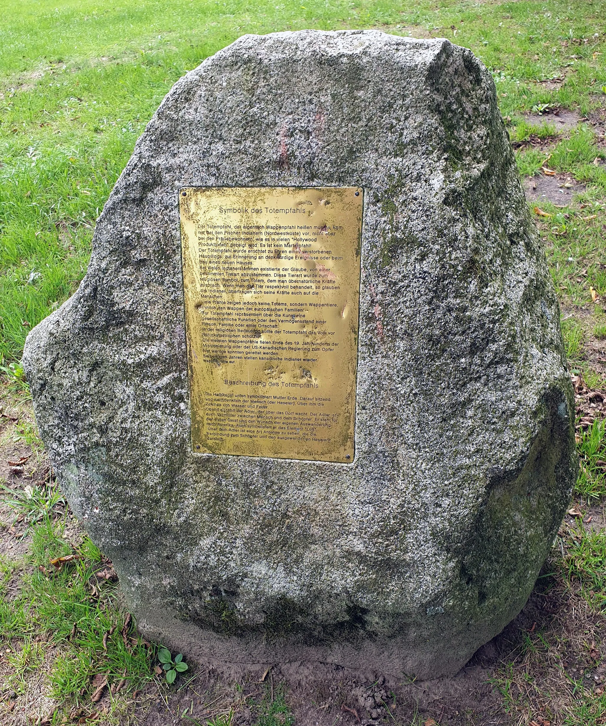 Photo showing: Memorial plaque, Totempfahl, Amerikaplatz, Amerika (Friedeburg), Deutschland
