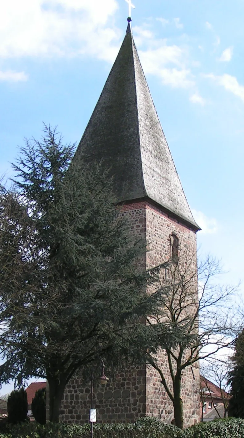 Photo showing: Laurentiusbrunnen und Glockenturm der Pfarrkirche St. Laurentius in Langförden