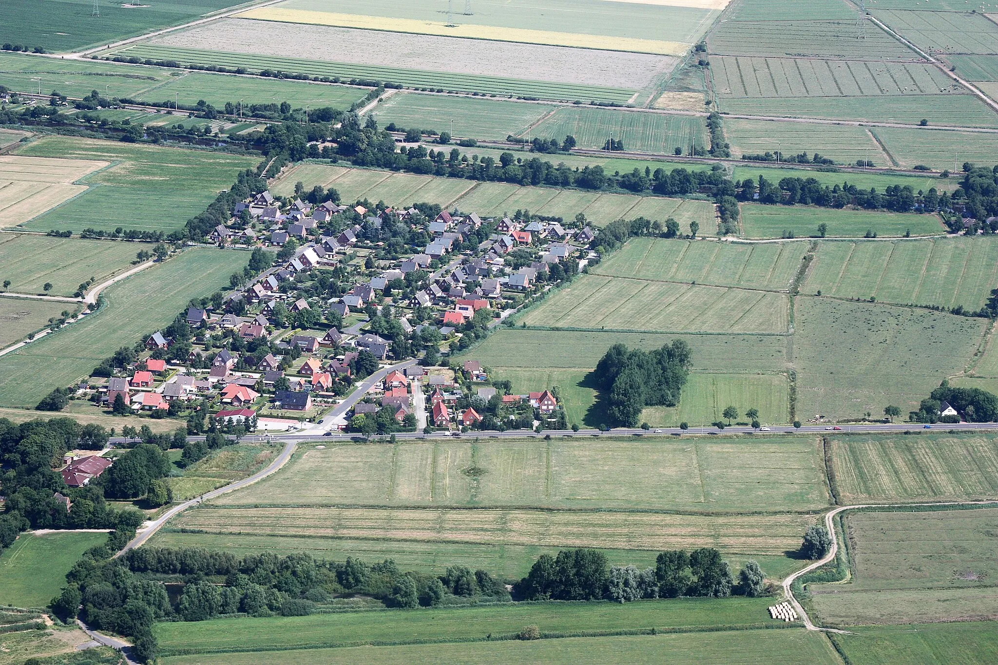 Photo showing: Luftaufnahme; Flug von  Leer nach Emden; Flughöhe 1500 ft; Juli 2010; Originalfoto bearbeitet: Tonwertkorrektur und Bild geschärft mit Hochpassfilter