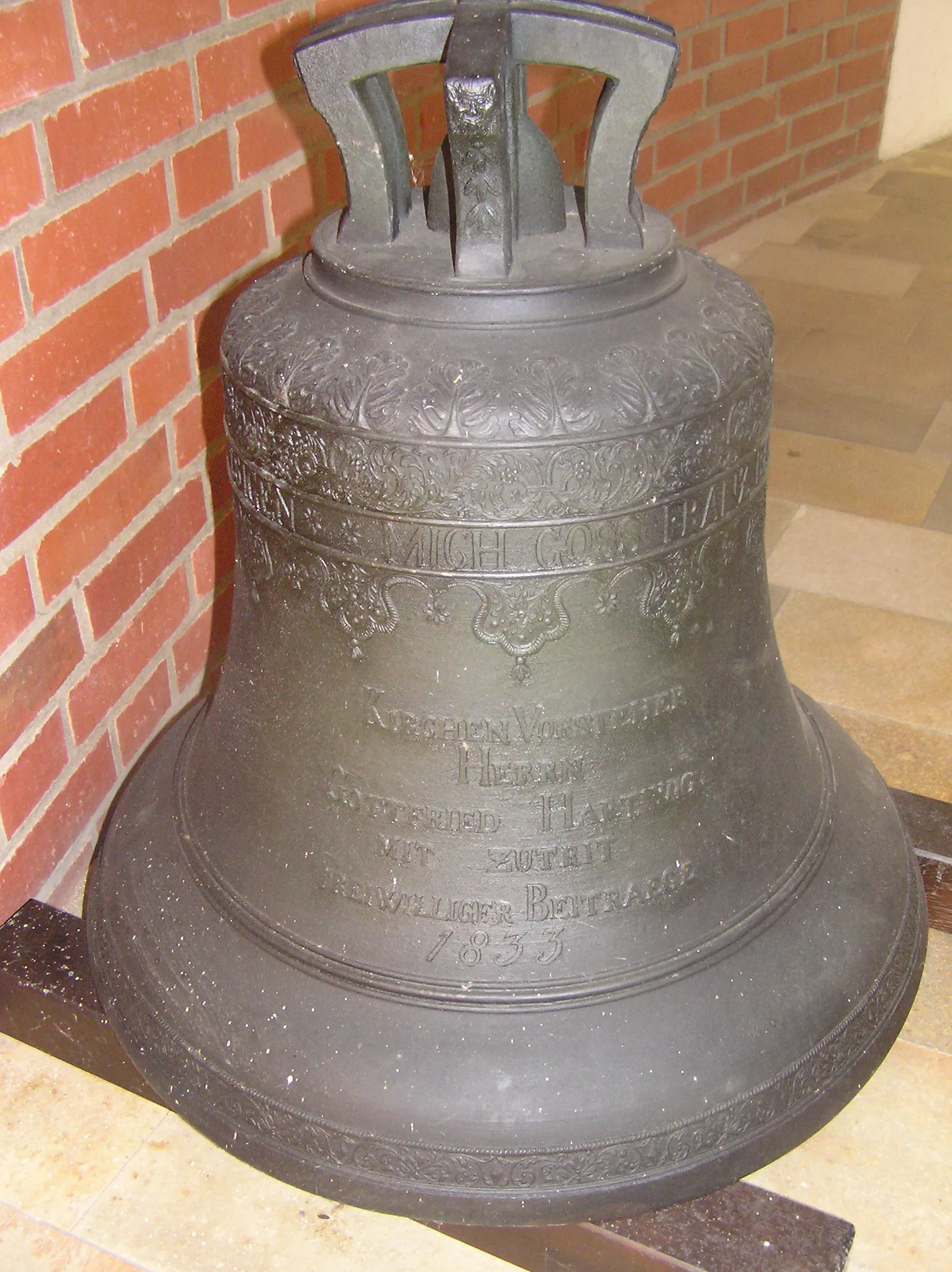 Photo showing: Glocke im Vorraum der Kath. Kirche St. Paulus in Quakenbrück, Hengelage