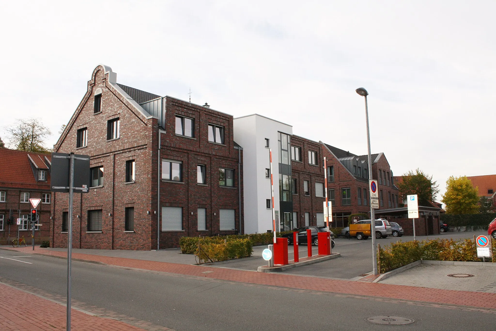 Photo showing: Blick von der Königstraße auf die "Neue Mitte". Bei dem präsenten Gebäude handelt es sich um das Gesundheitszentrum.