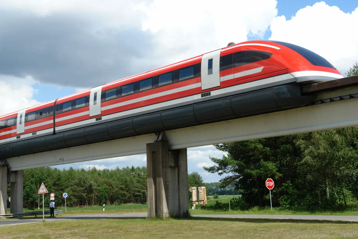 Photo showing: Transrapid series 09 vehicle at the Emsland Test Facility, northern Germany (decommissioned).