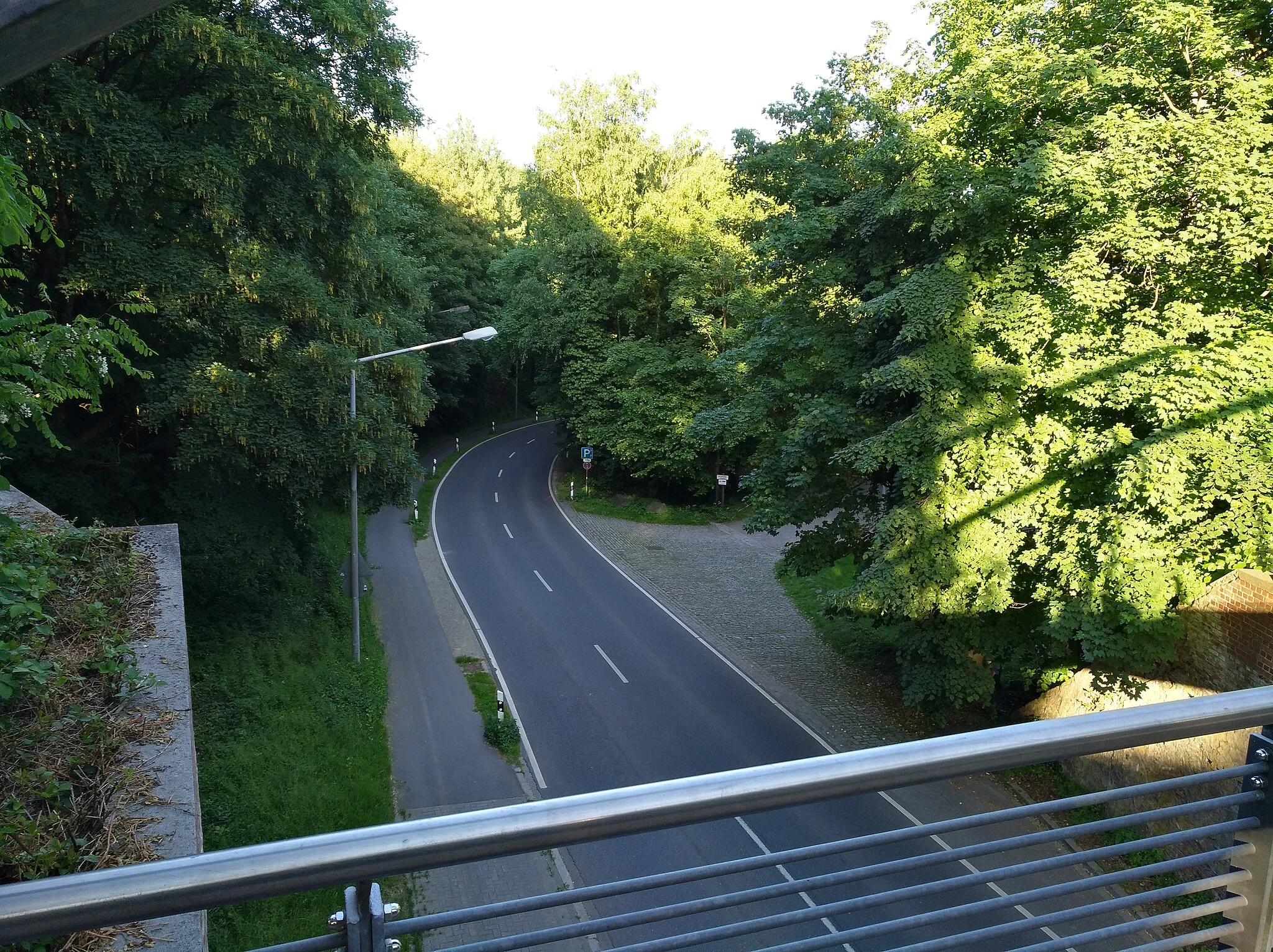 Photo showing: Der Fürstenauer Weg in Osnabrück von der Fußgängerbrücke am Piesberg aus gesehen, Blickrichtung stadteinwärts.