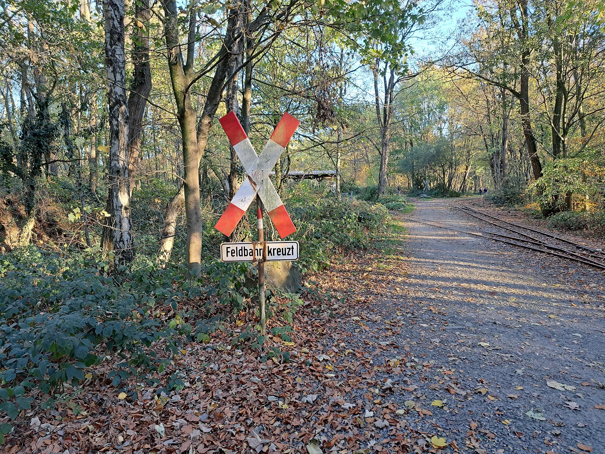 Photo showing: Andreaskreuz der Feldbahn am Piesberg