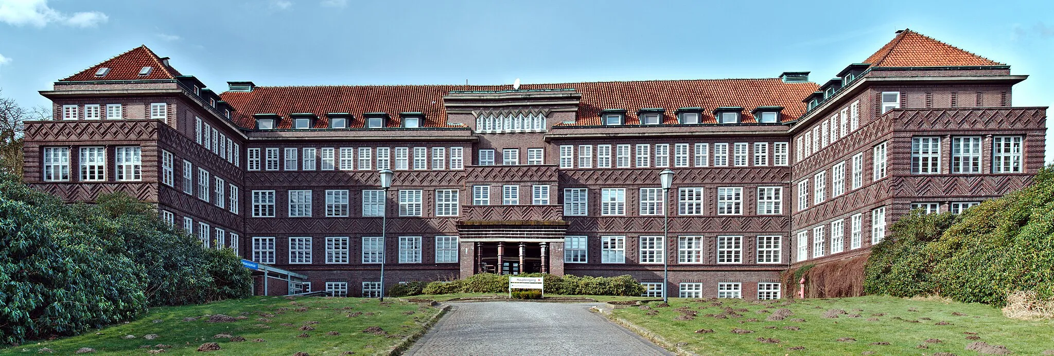 Photo showing: The main building of the "Josef-Hospital" hospital in Delmenhorst, Lower Saxony, Germany, seen from the Wildeshauser Straße street.