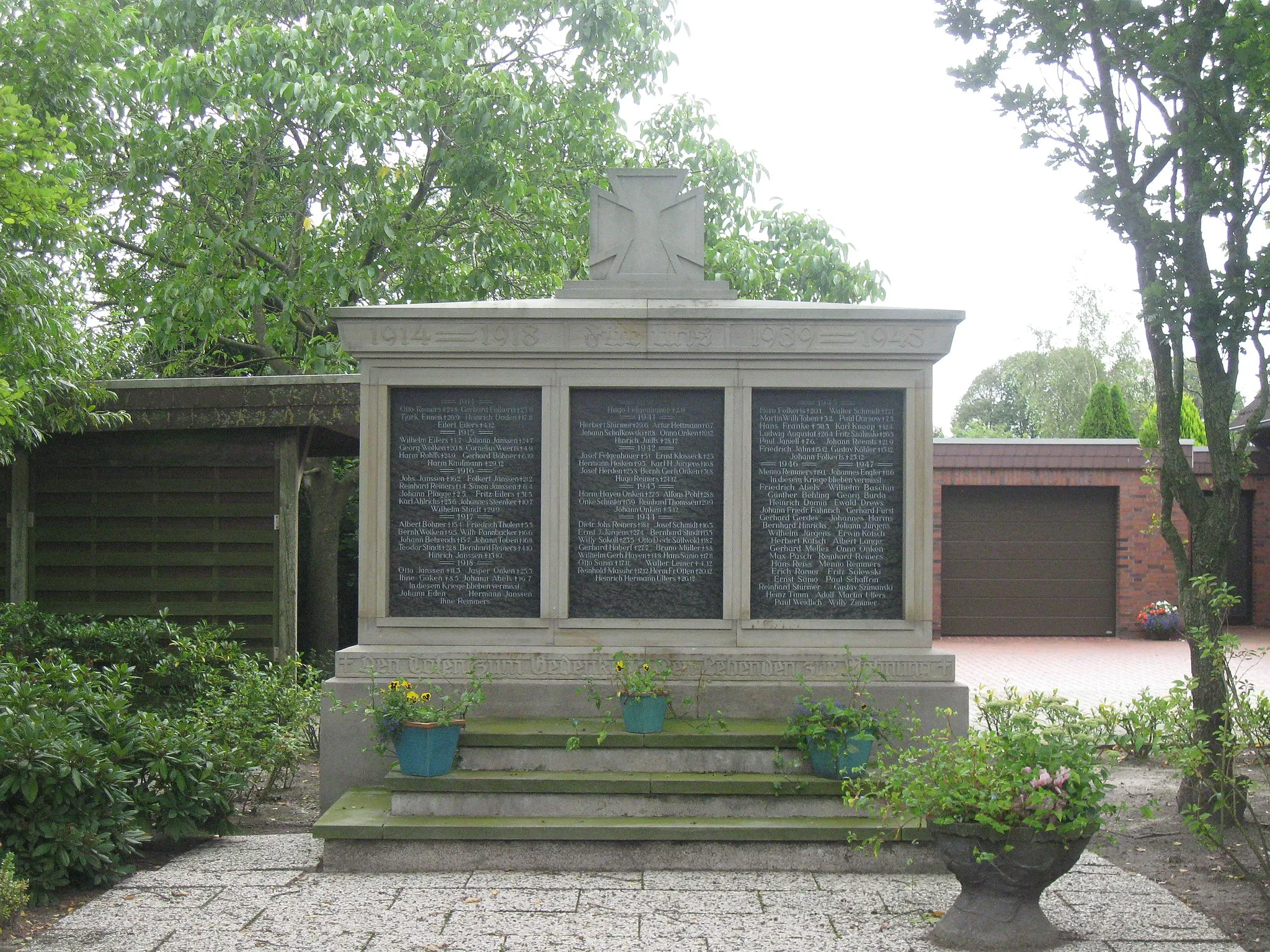 Photo showing: Das Denkmal der Gefallenen der Weltkriege in Willen.