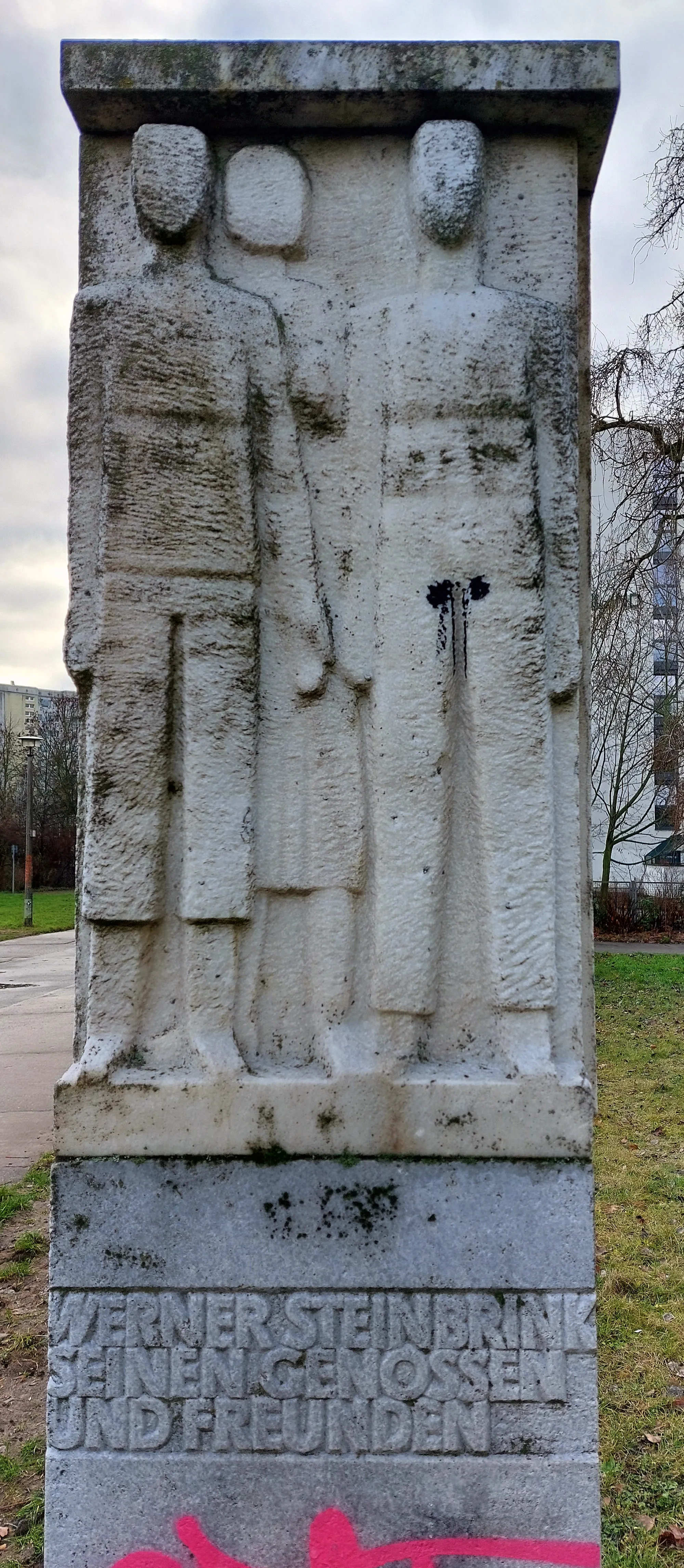 Photo showing: Memorial stone, "Werner-Steinbrink-Denkmal" by Siegfried Wehrmeister, 1987, Mühlenbecker Weg, Berlin-Marzahn, Germany