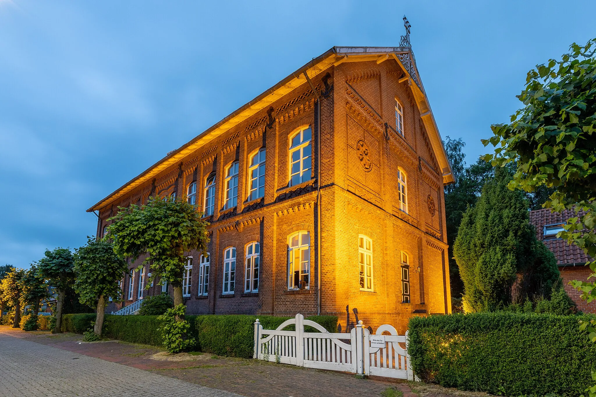 Photo showing: Die Seefahrtschule Timmel zur blauen Stunde