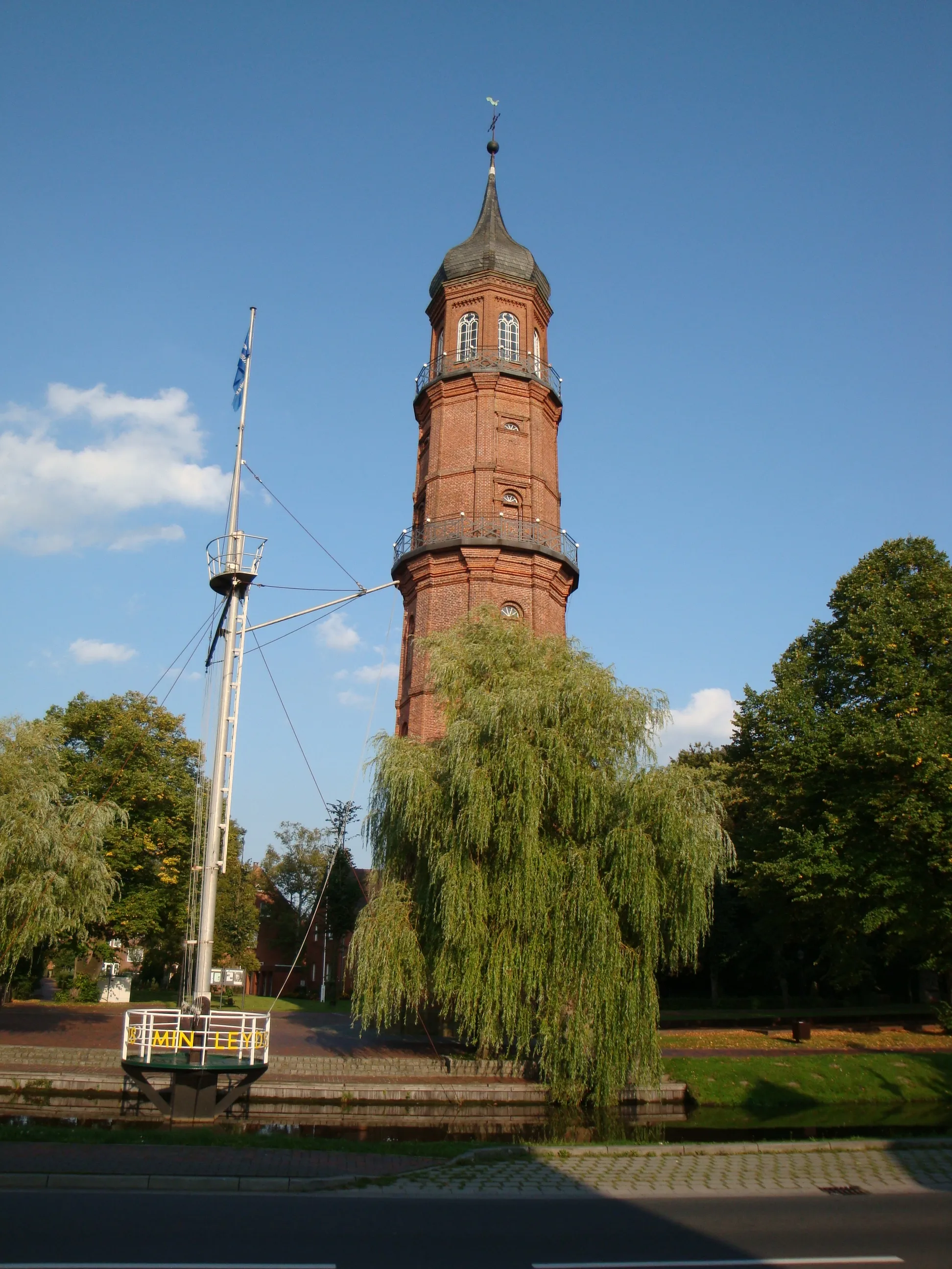 Photo showing: Der "Alte Turm" am Obenende wurde 1848 als Kirchturm erbaut. Der achteckige "Alte Turm" ist ein Nachbau des Leuchtturms von Riga und das Wahrzeichen des Stadtteils Obenende. 130 Stufen geht es den Turm hinauf, ehe Sie den herrlichen Blick über die ganze Stadt genießen können. Der Turm ist gleichzeitig Gedenkstätte der Toten und Vermissten des Ersten und Zweiten Weltkrieges.
Entstehungsgeschichte: Im Jahre 1860 lagen einmal 64 Papenburger Segler im Hafen von Riga. Den Kapitänen gefiel der achteckige Leuchtturm der einstigen Hansestadt so gut, dass sie ihn daheim in Papenburg exakt nachbauen ließen.

Adresse: Umländerwiek rechts 1, 26871 Papenburg.