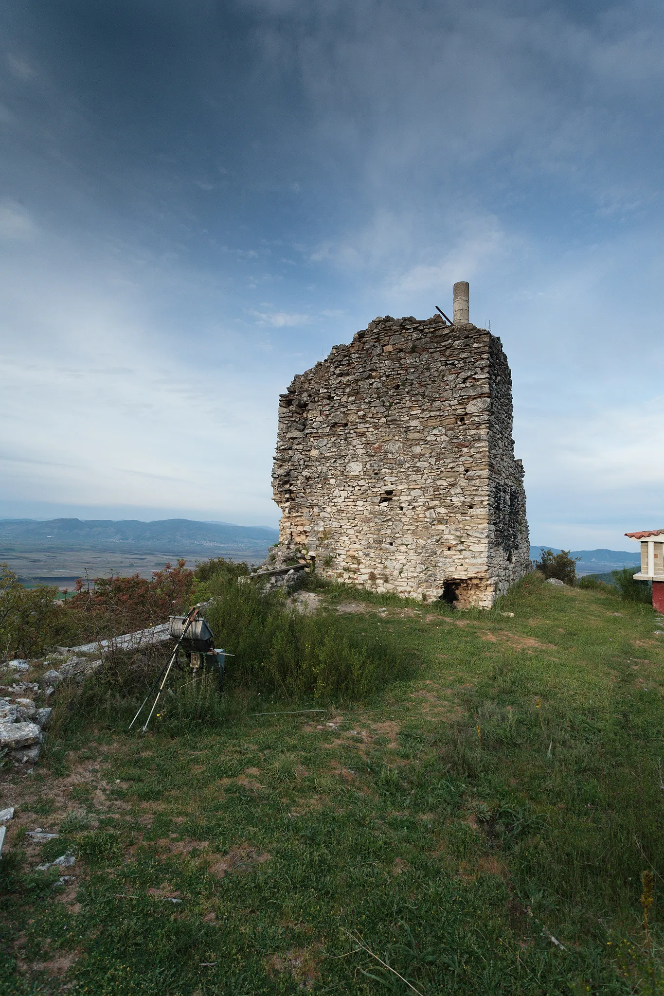 Photo showing: The fortress of Vranocastro near Paleohori and Antiphilippi, Pangeo mountain, Greece