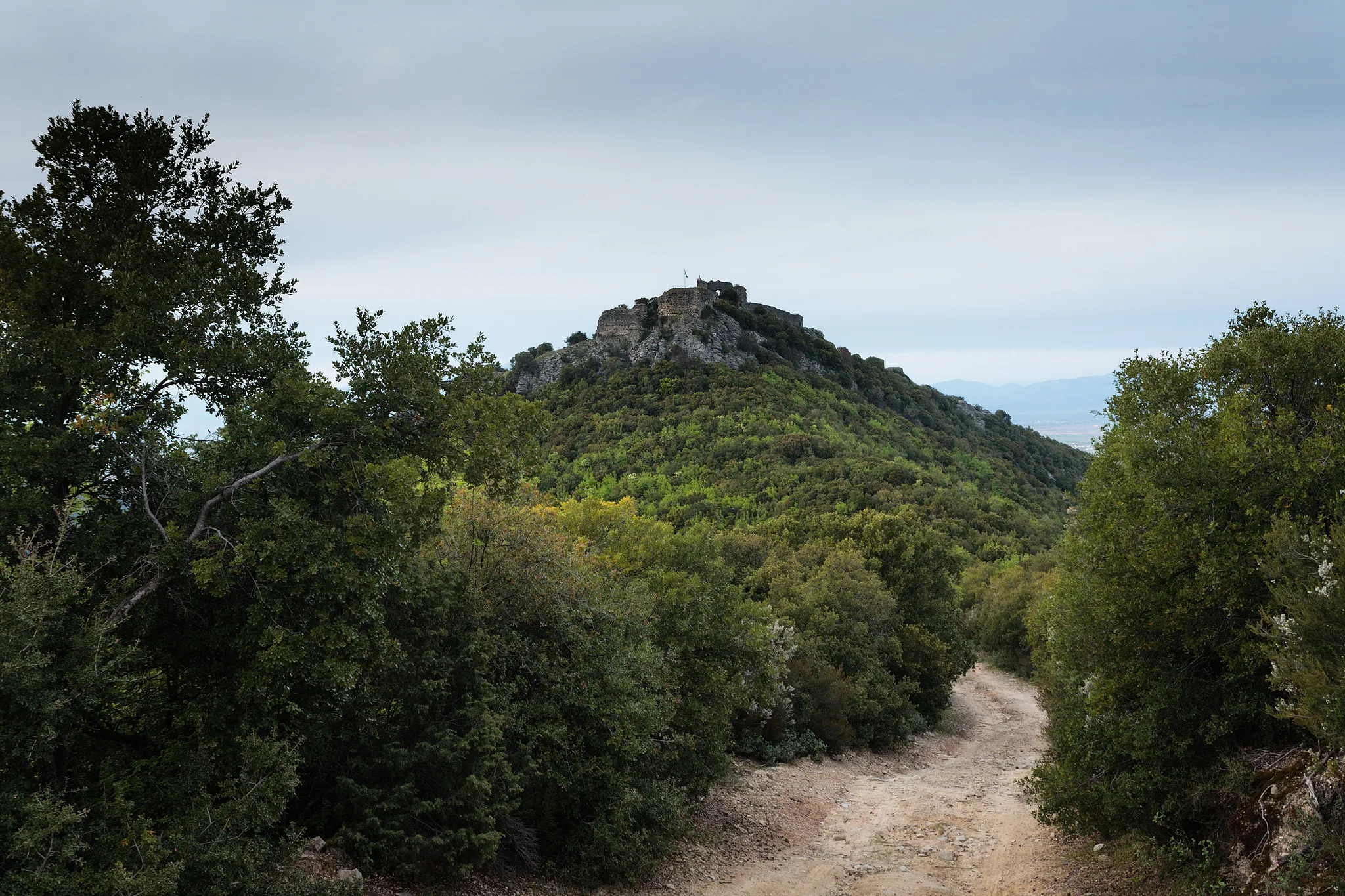 Photo showing: The fortress of Vranocastro near Paleohori and Antiphilippi, Pangeo mountain, Greece