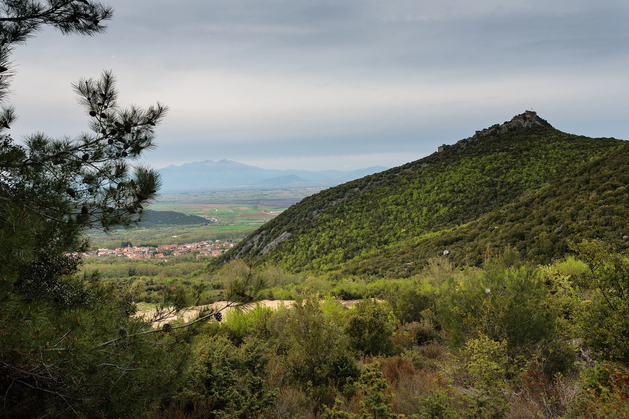 Photo showing: The fortress of Vranocastro near Paleohori and Antiphilippi, Pangeo mountain, Greece