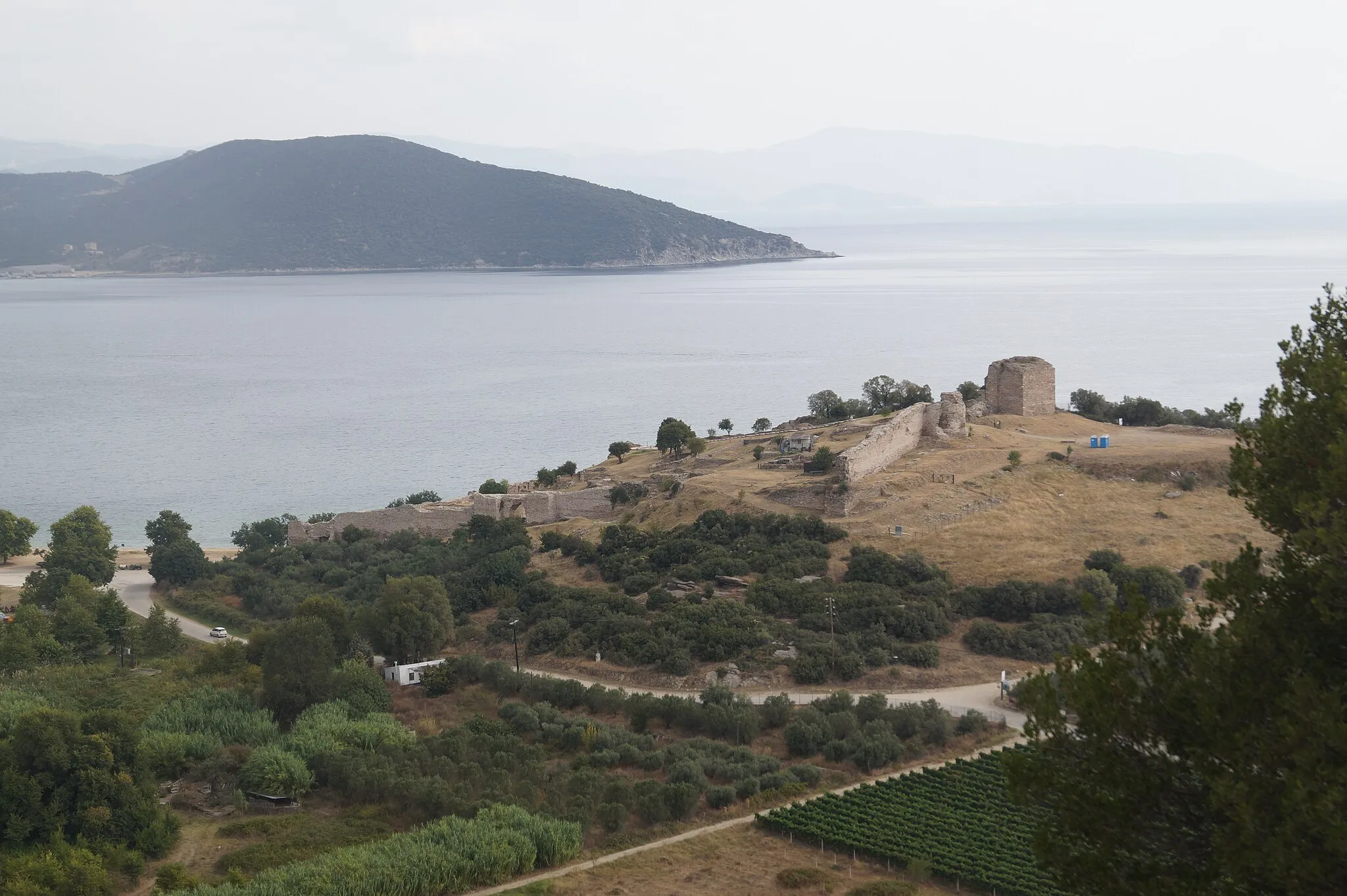 Photo showing: Nea Peramos, Makedonia, Greece: Castle of Anaktoropolis. View from Oesyme.