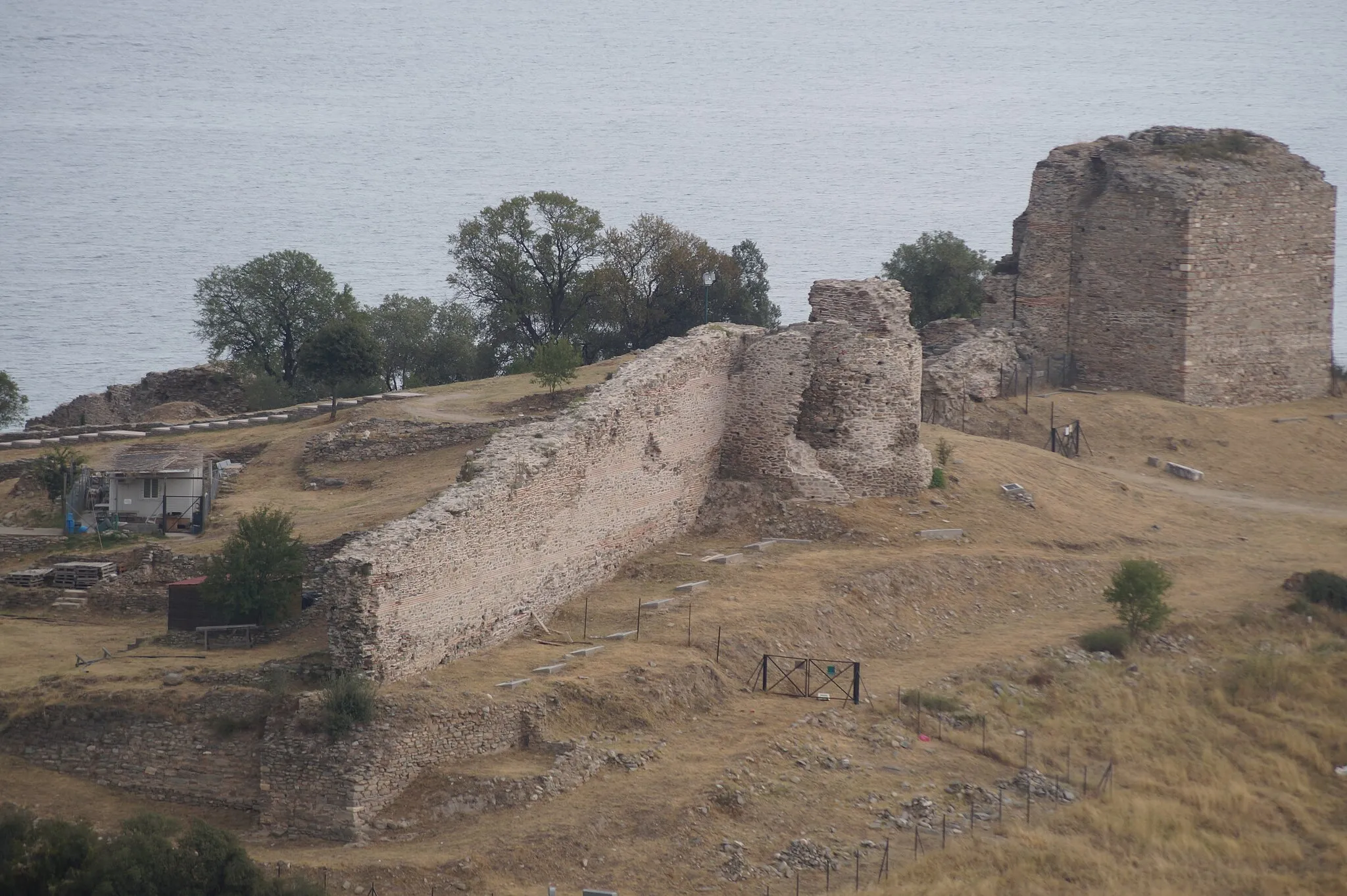 Photo showing: Nea Peramos, Makedonia, Greece: South wall of castle of Anaktoropolis. On the western end of the wall there is the ceramicoplastic inscription. View from Oesyme.