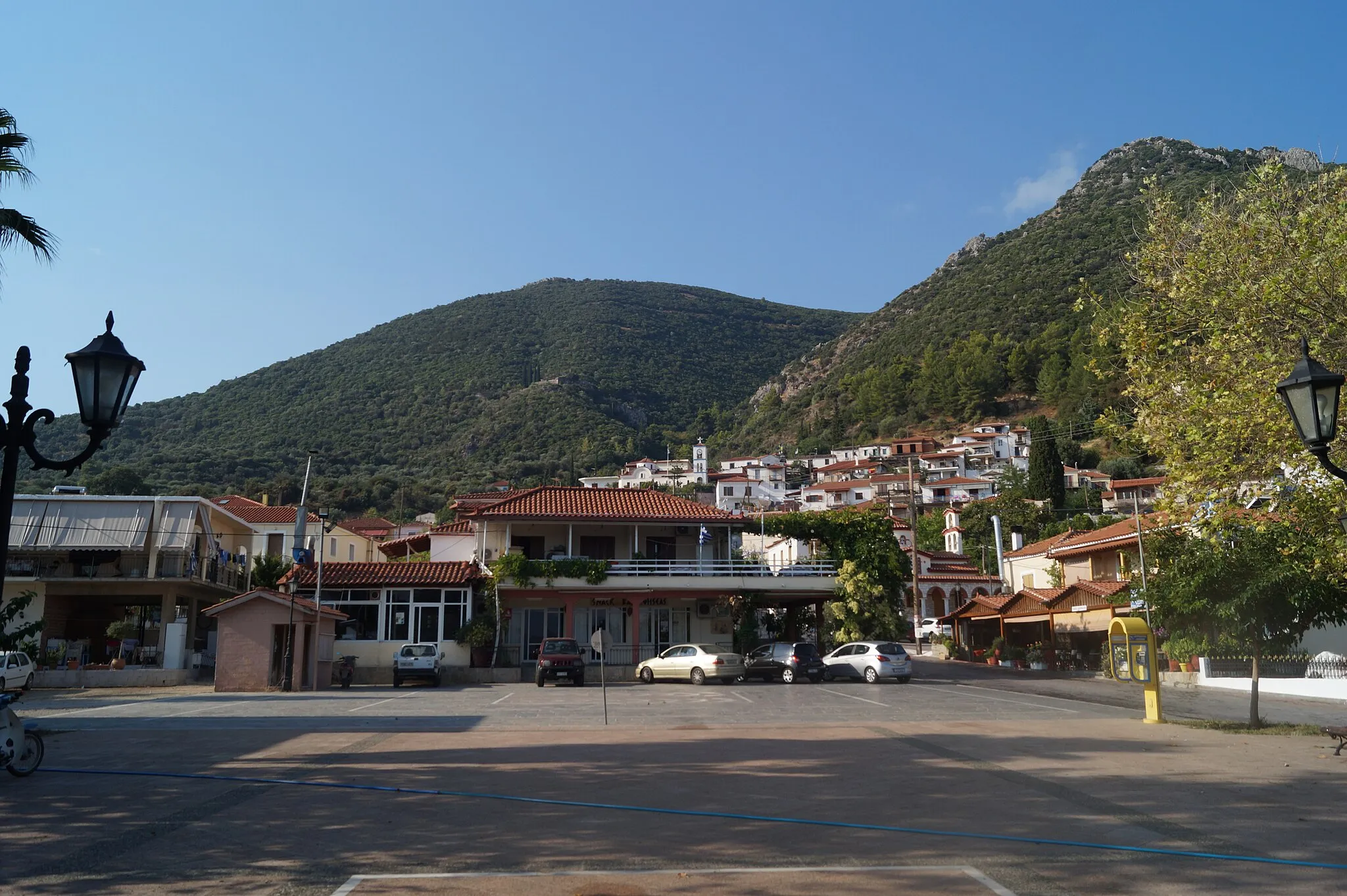 Photo showing: Trizina, Greece: Main Square of Troizina.