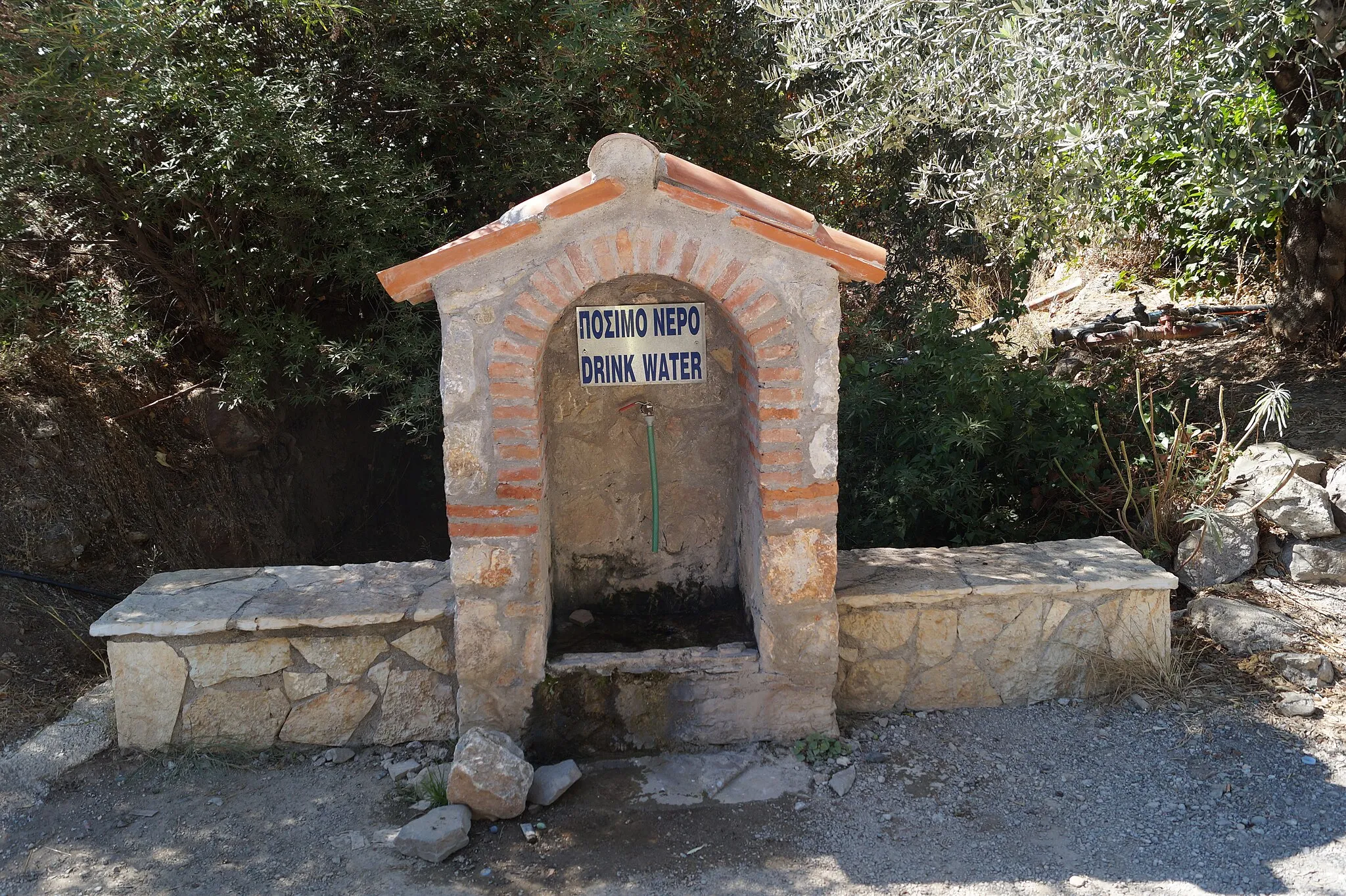 Photo showing: Trizina, Greece: Fountain vis-à-vis to the east wing of the city wall of the ancient Troezen.